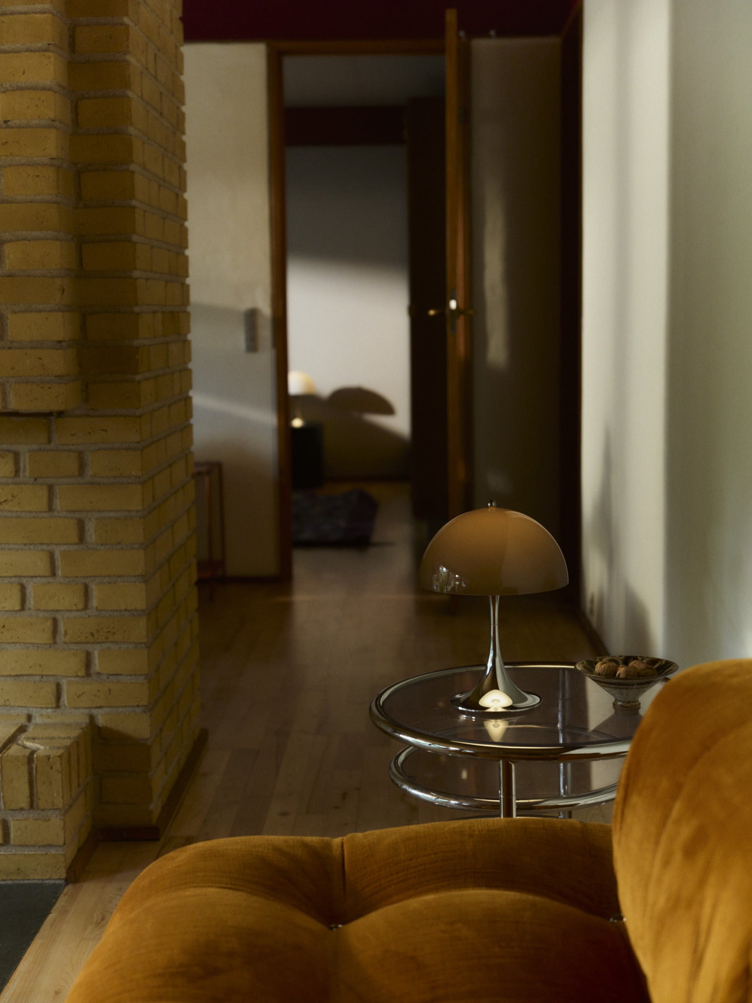 Prenosná lampa PANTHELLA 250 hnedá s chrómovým podstavcom