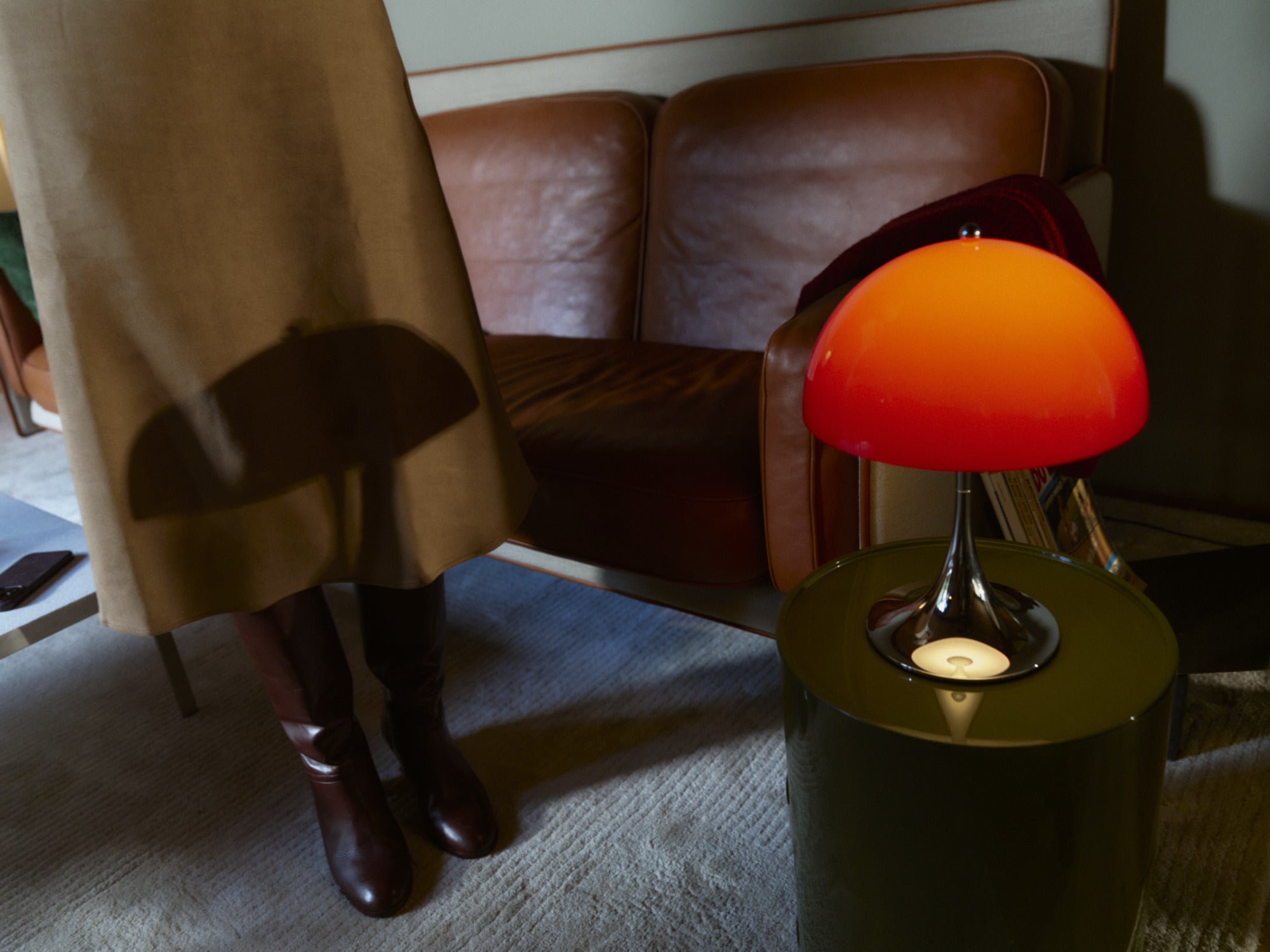 Prenosná lampa PANTHELLA 250 červená s chrómovaným podstavcom