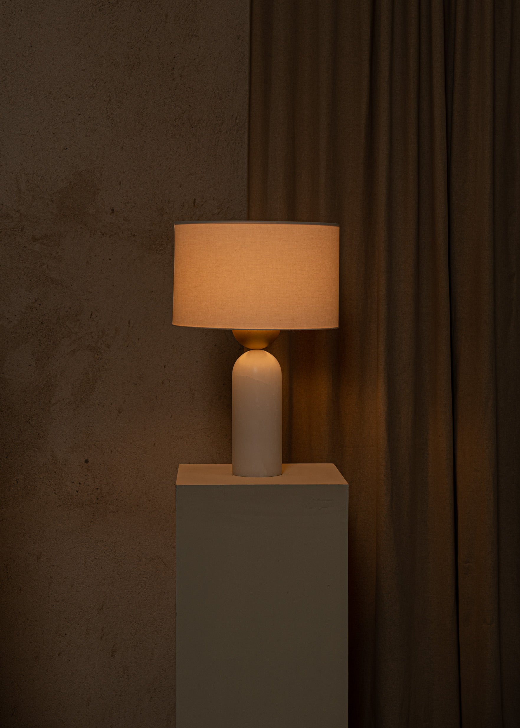 Stolná lampa PEONA biely alabaster