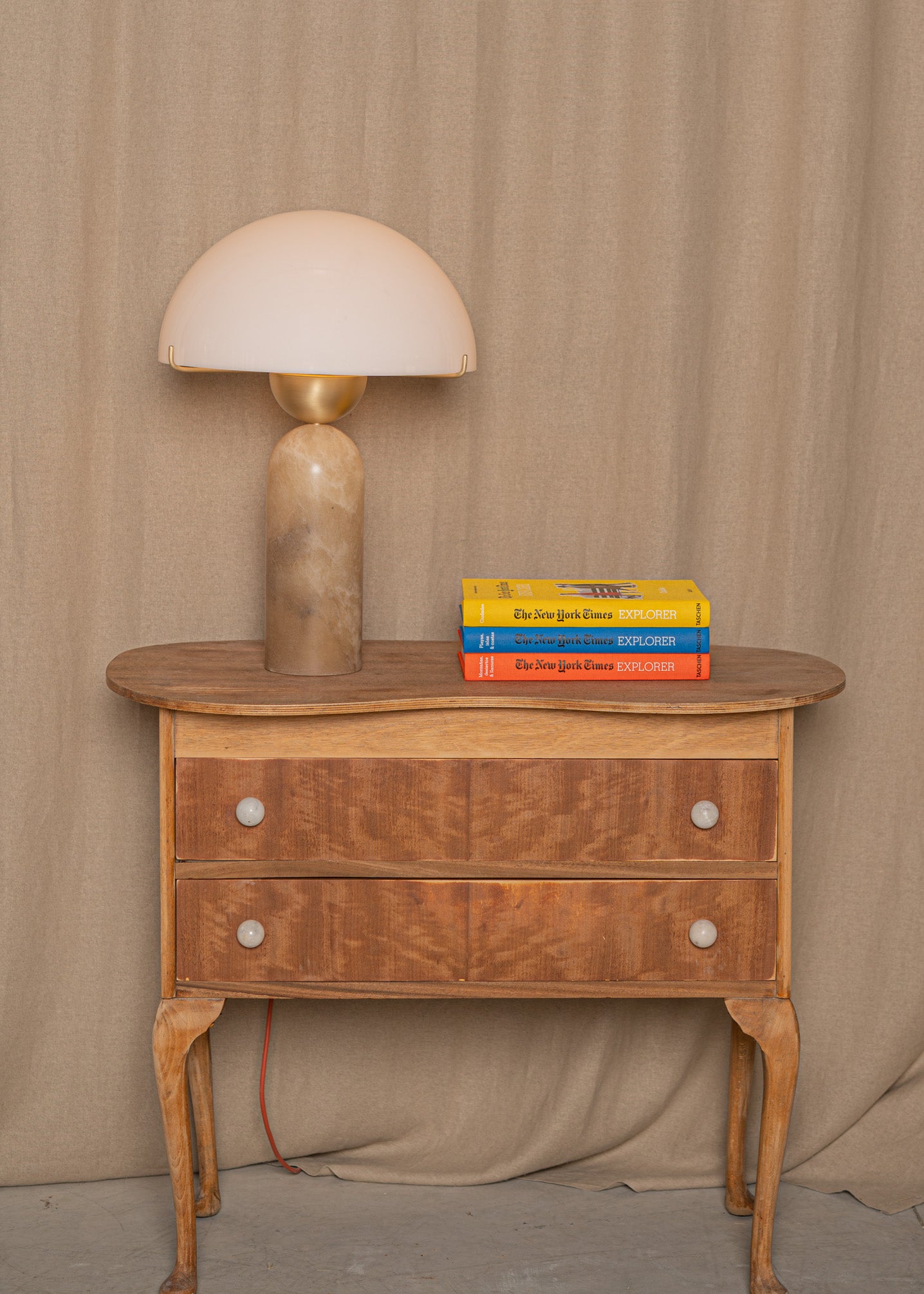 Stolná lampa PEONO tmavobéžový alabaster