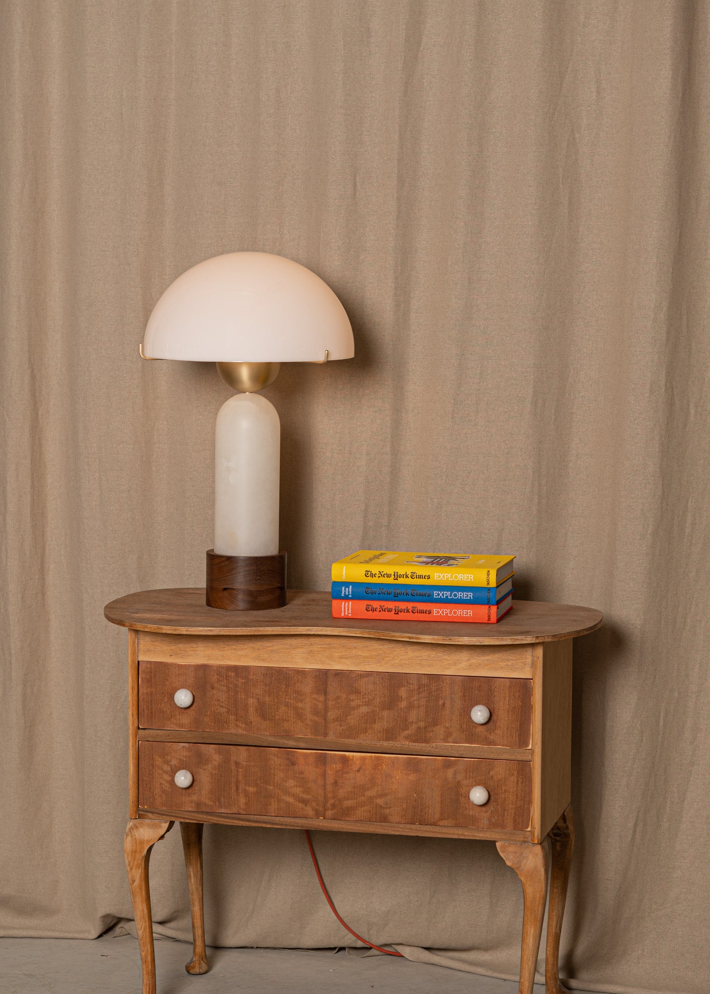 Stolná lampa PEONO biely alabaster