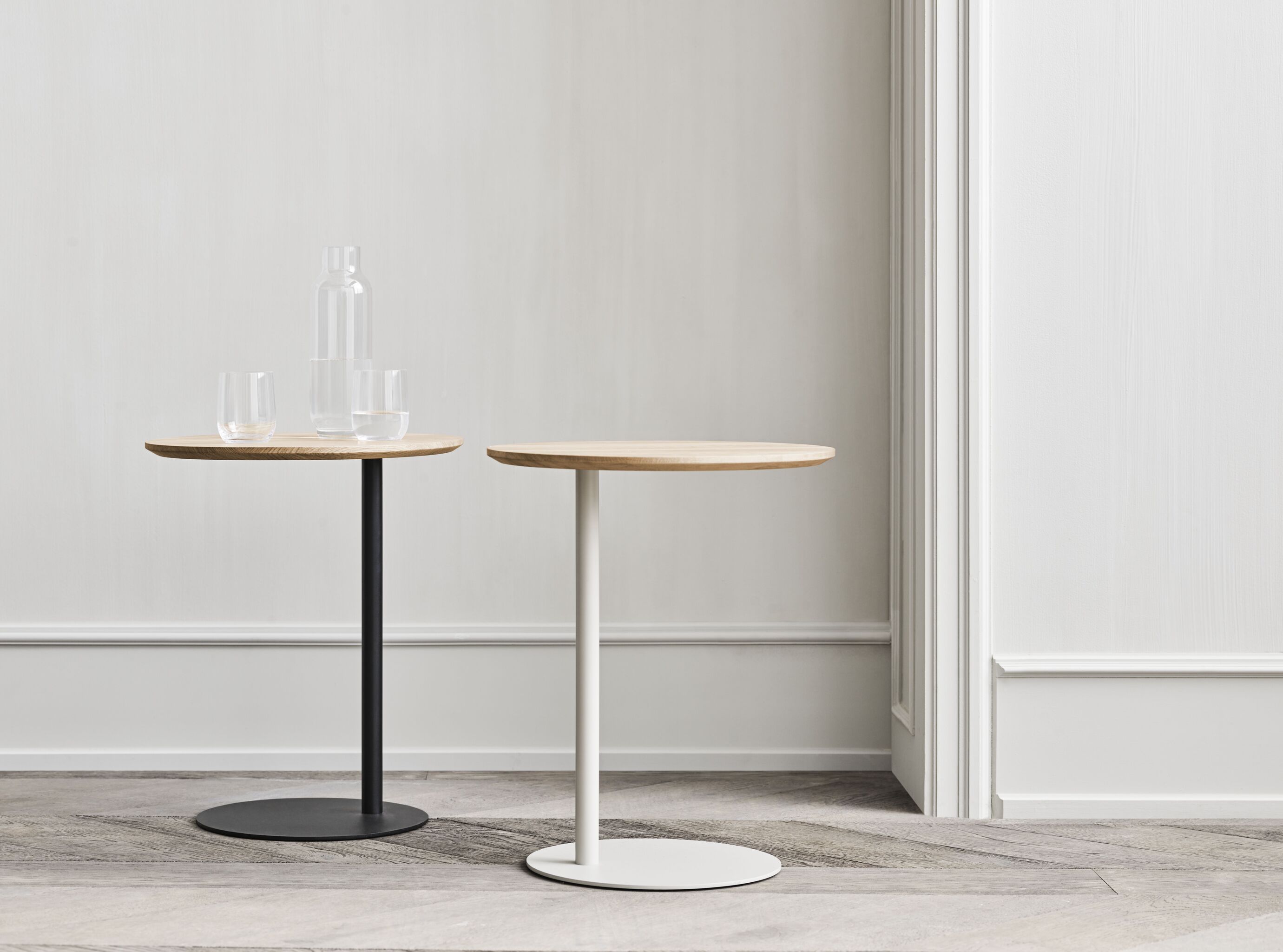 Bočný stolík PILLAR z dubového dreva s čiernym podstavcom