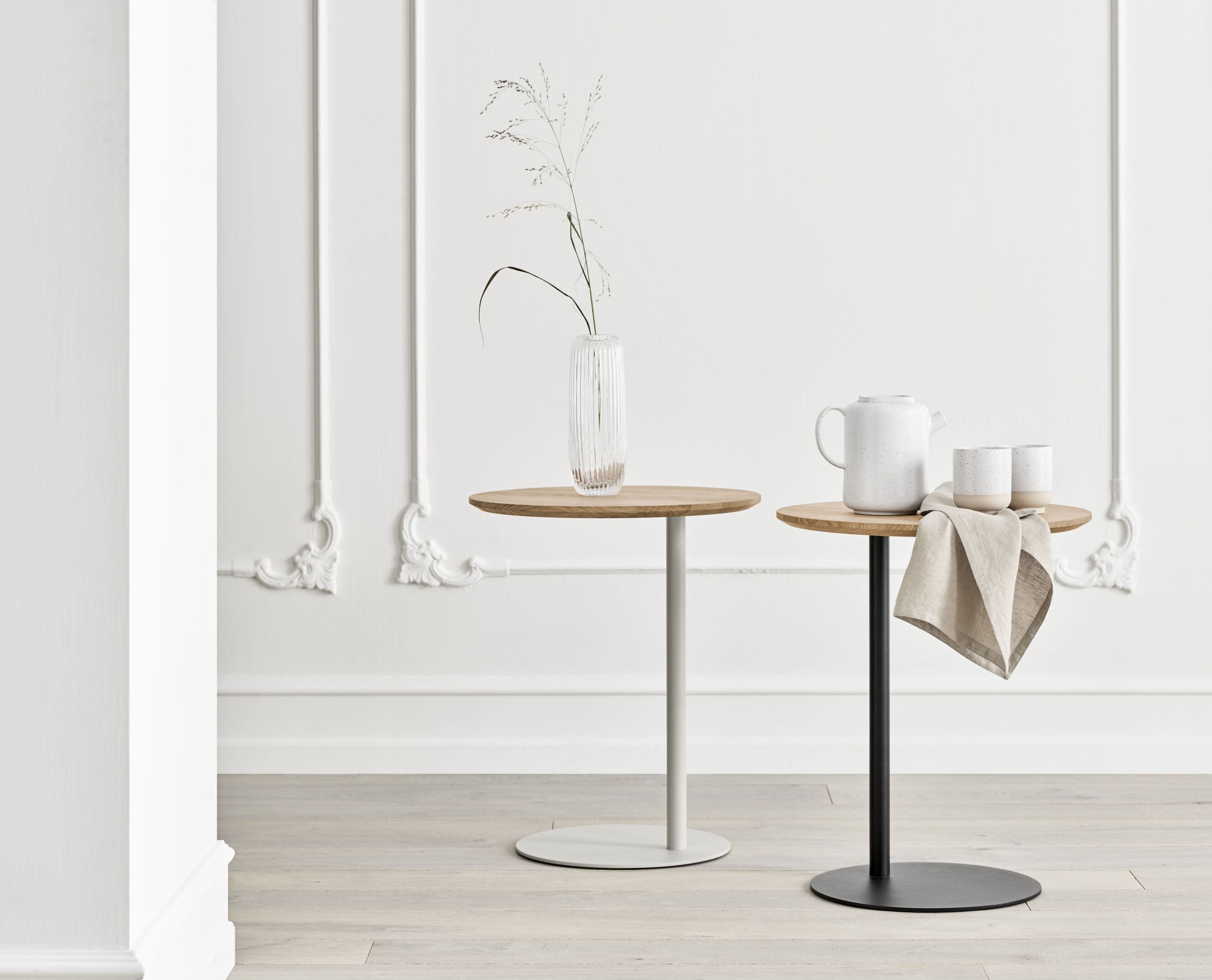 Bočný stolík PILLAR z dubového dreva so šedým podstavcom