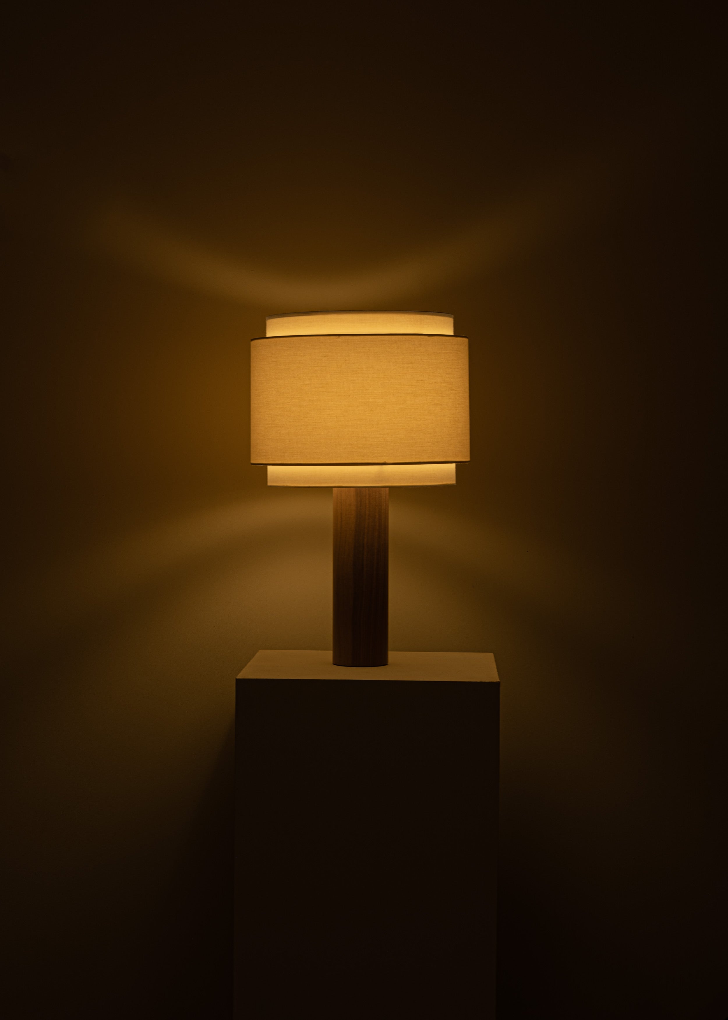 Stolná lampa PIPO DUOBLE orechové drevo