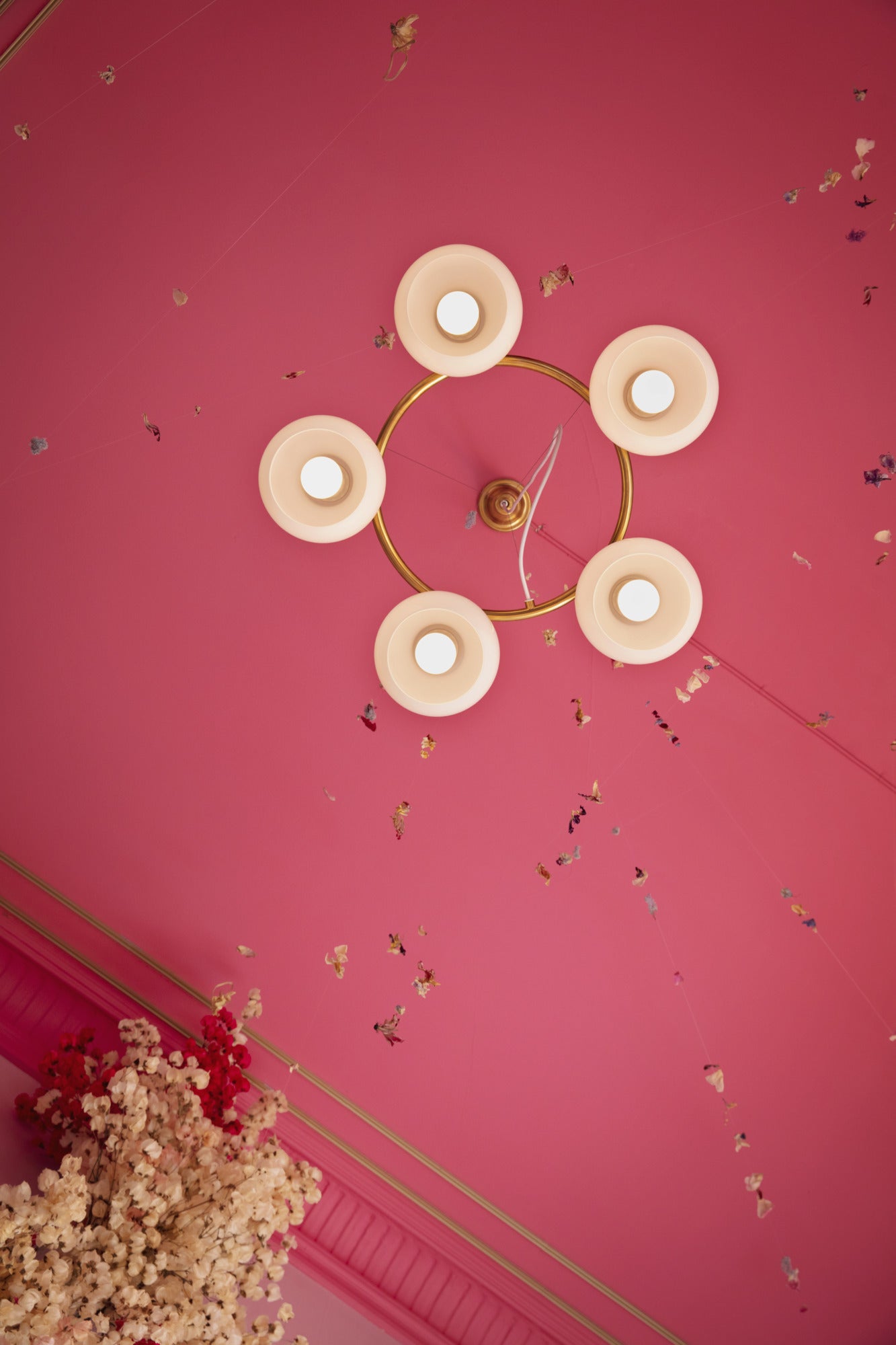 Żyrandol VL RING CROWN biały z mosiężnym wykończeniem