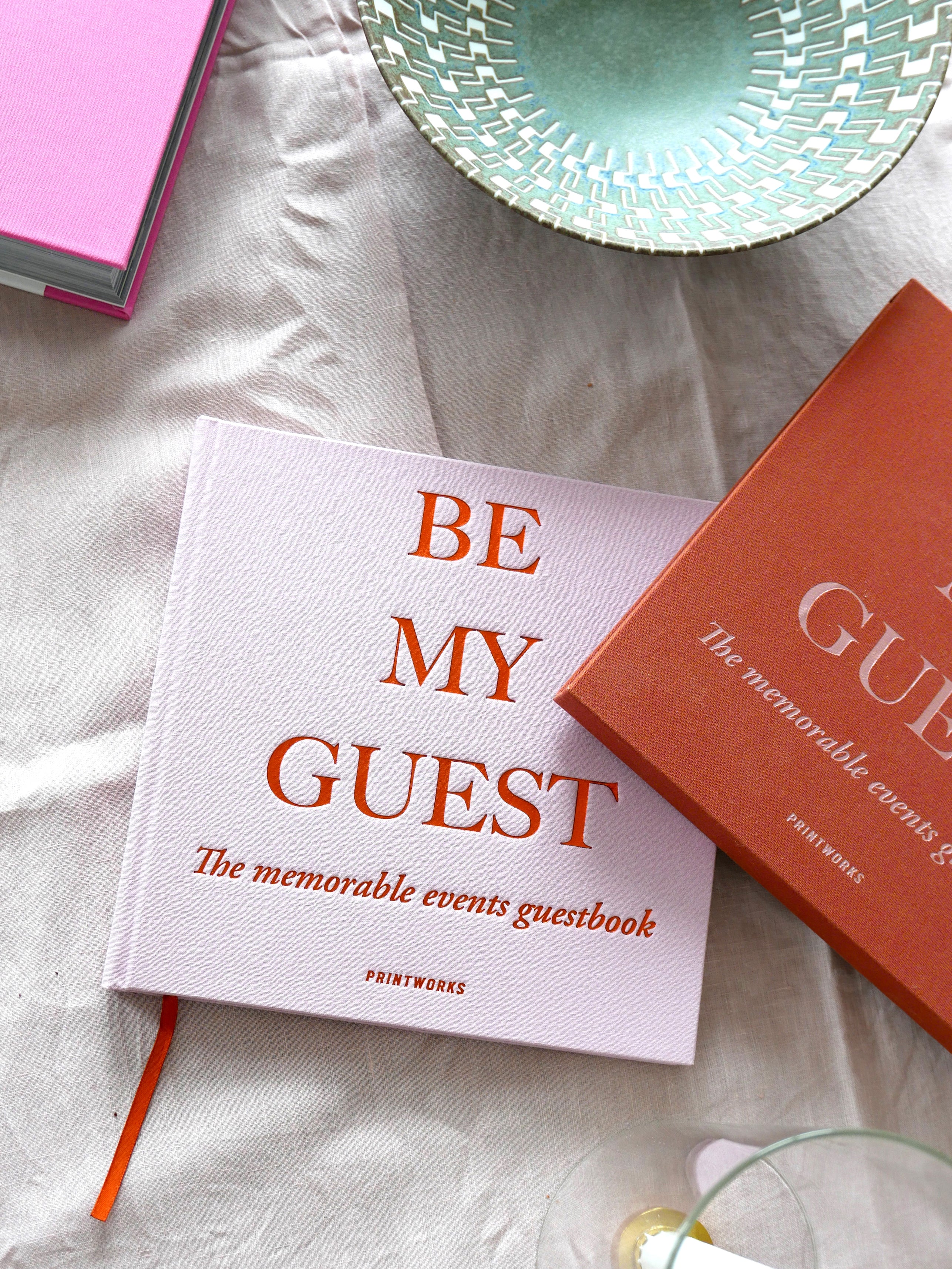 Kniha hostí BE MY GUEST červená s ružovou