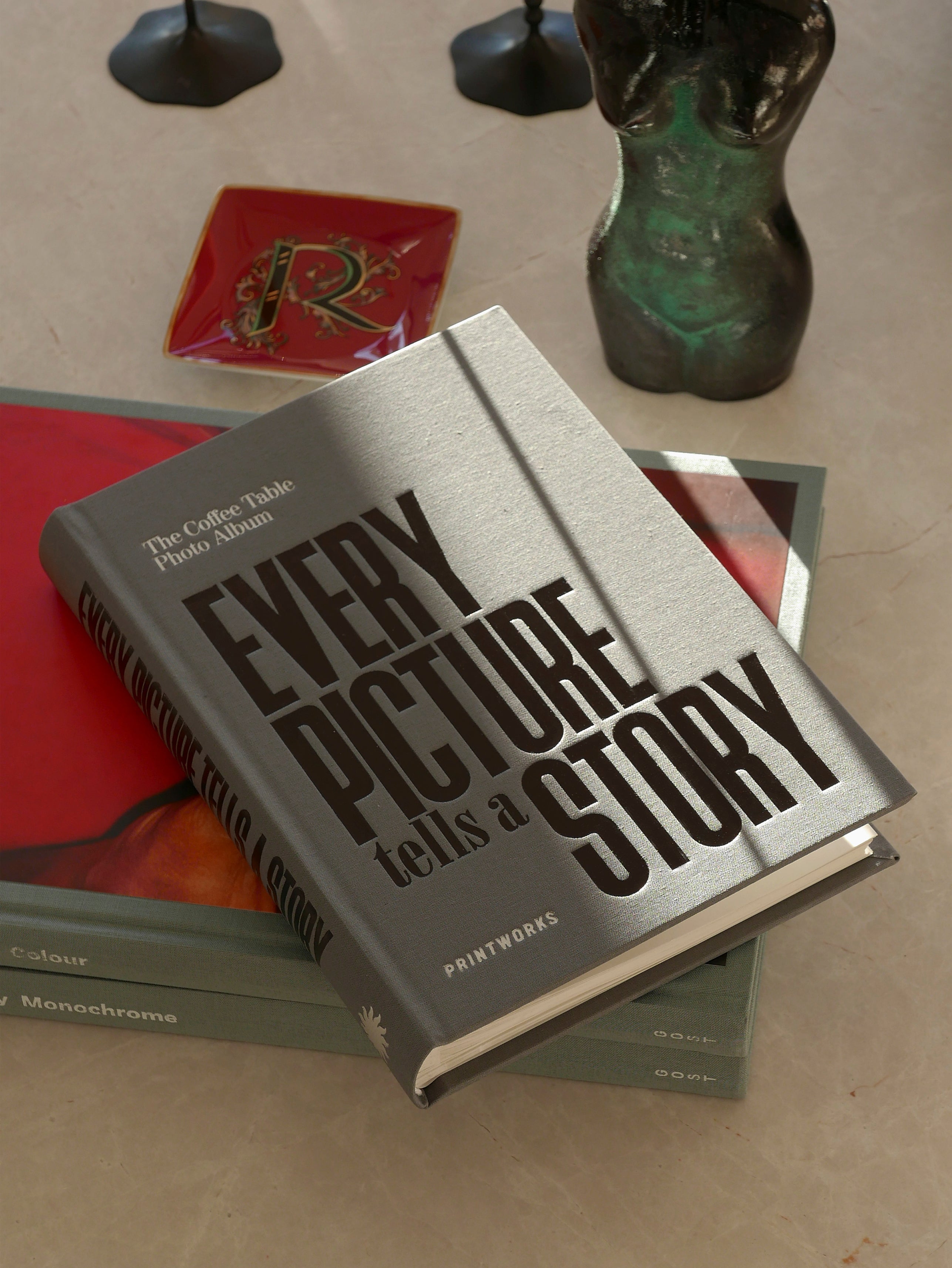 Album na fotografie KAŽDÝ OBRAZ ROZPRÁVA PRÍBEH šedý