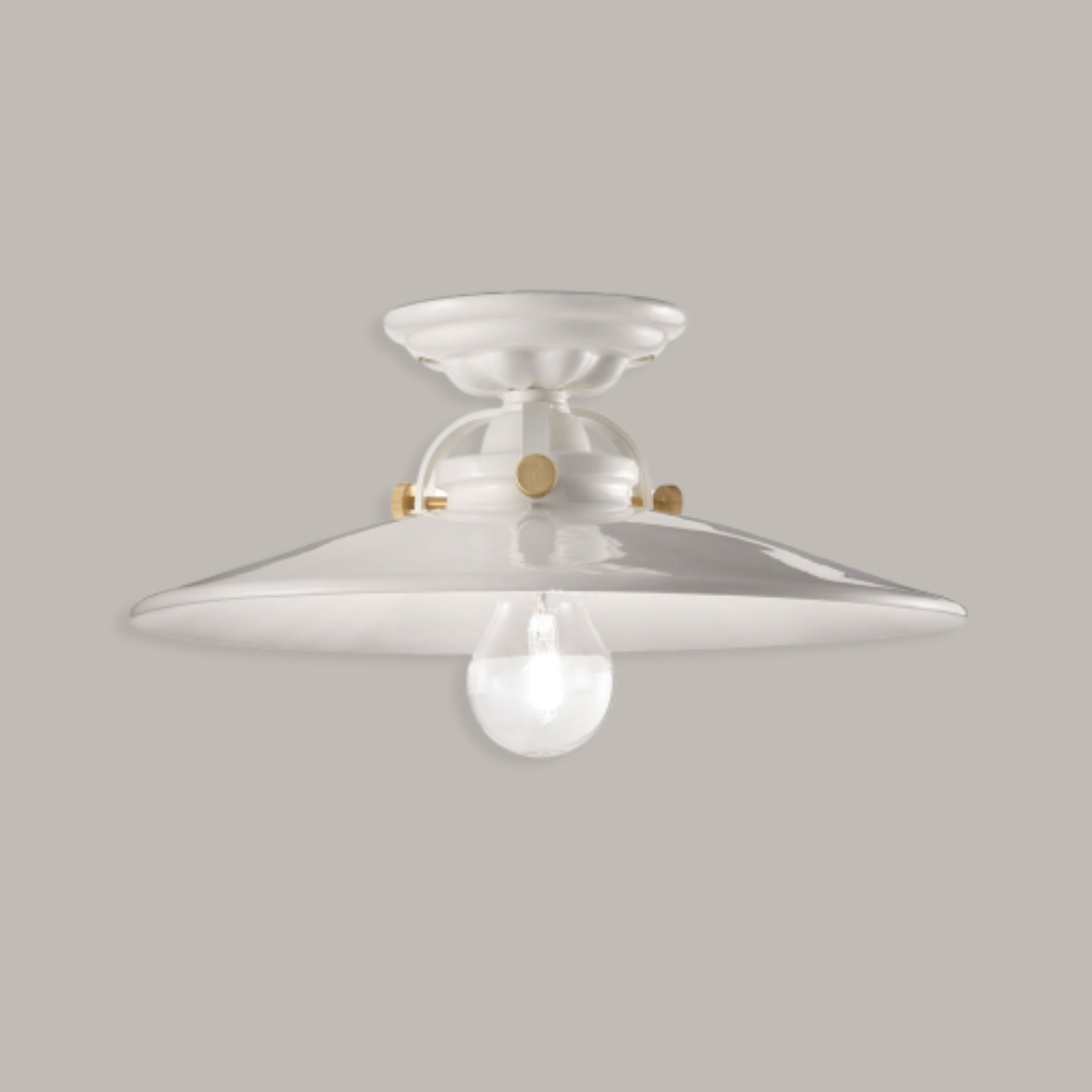 Stropná keramická lampa B&W biela s mosadzným povrchom