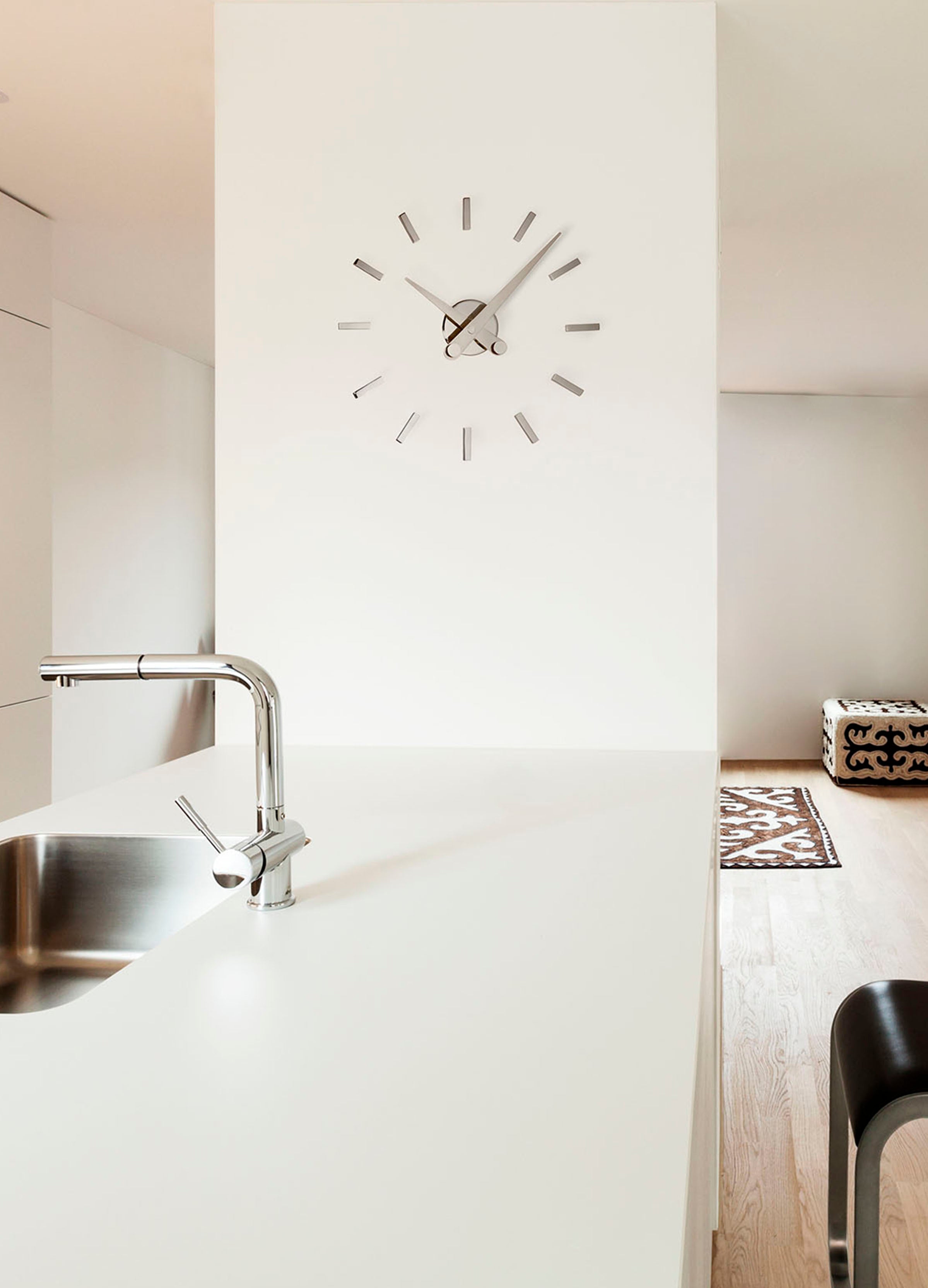 Nástenné hodiny PUNTOS SUSPENSIVOS chrómované s červeným povrchom