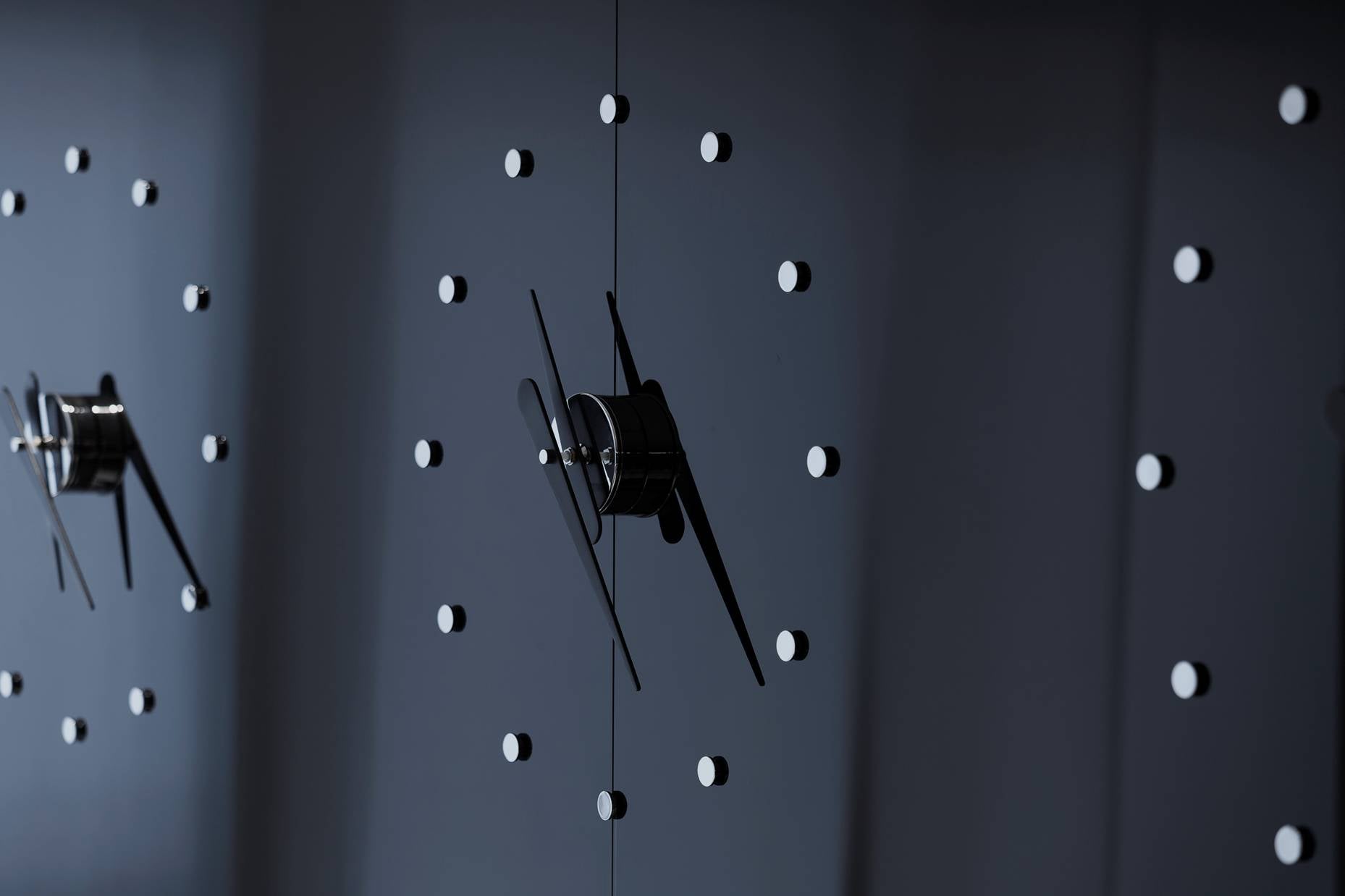 Nástenné hodiny MINI RODON chrómované s čiernym povrchom