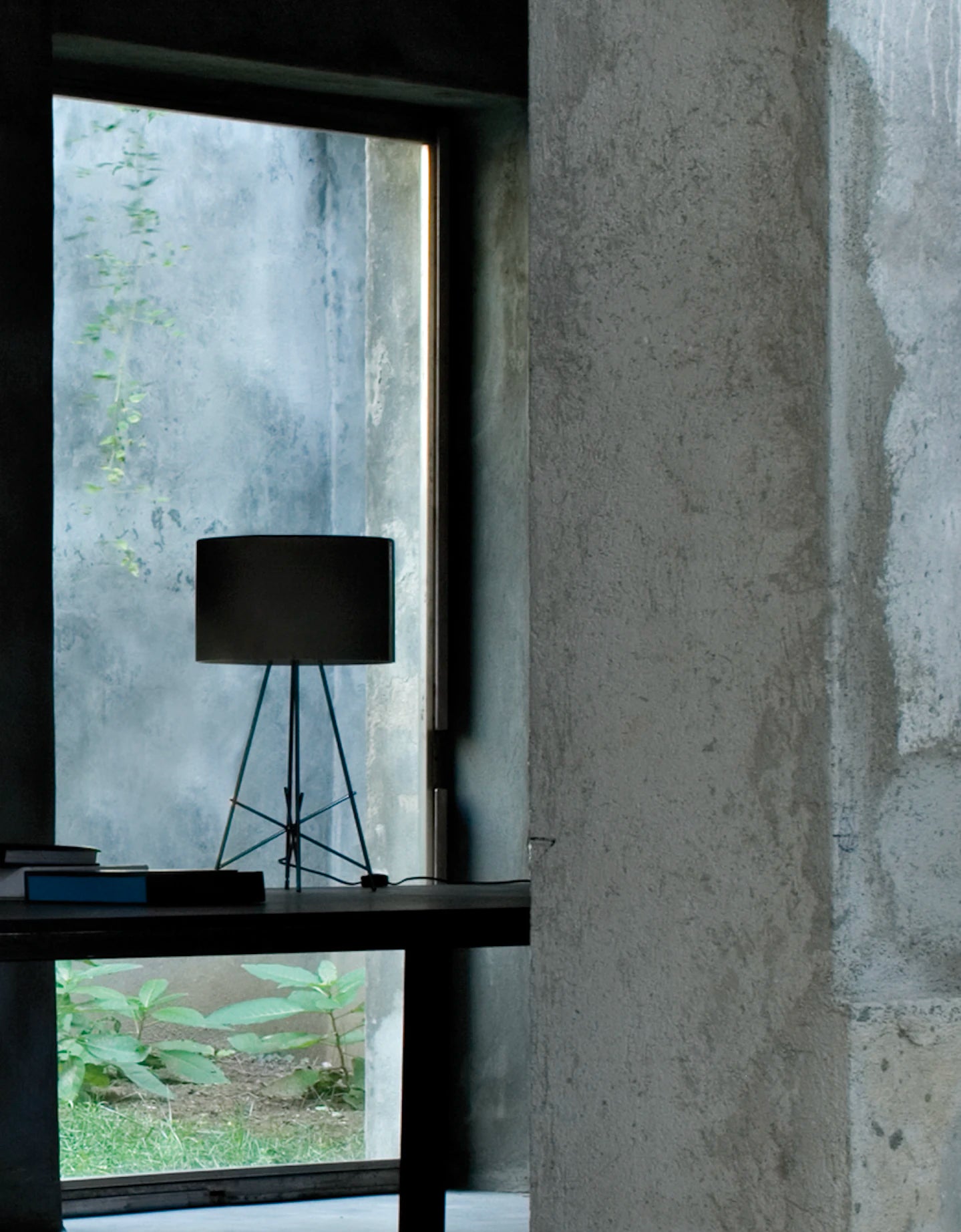 Stolná lampa RAY čierna s kovovým podstavcom