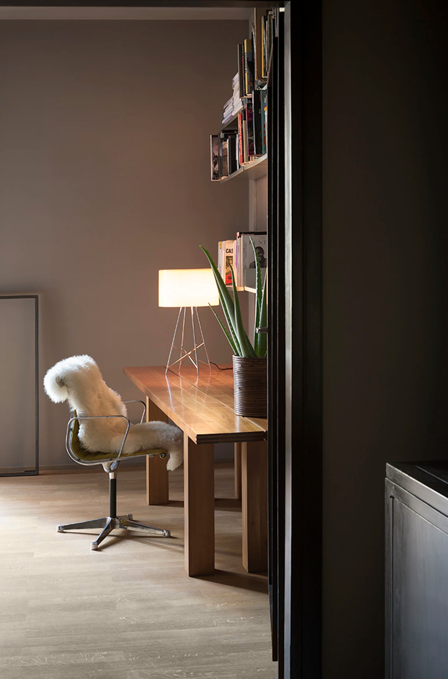 RAY White Table Lamp with Metal Base