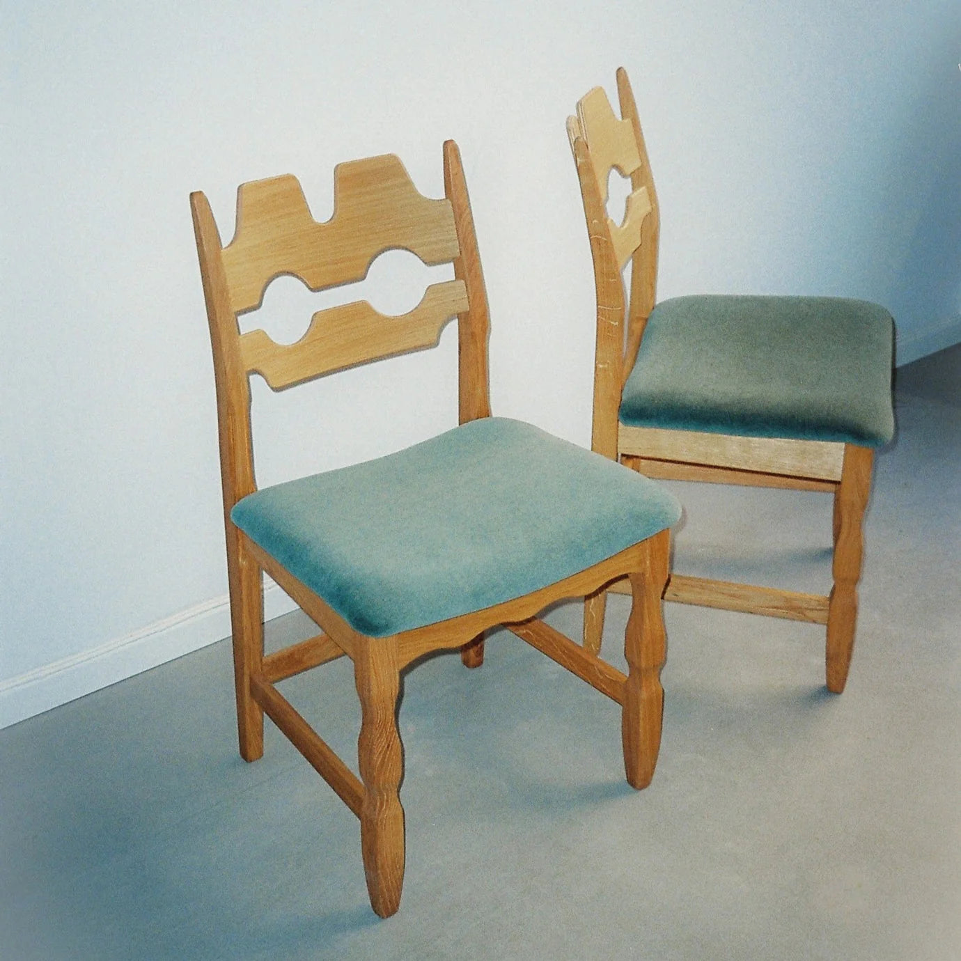 RAZOR Chair blue with oak base