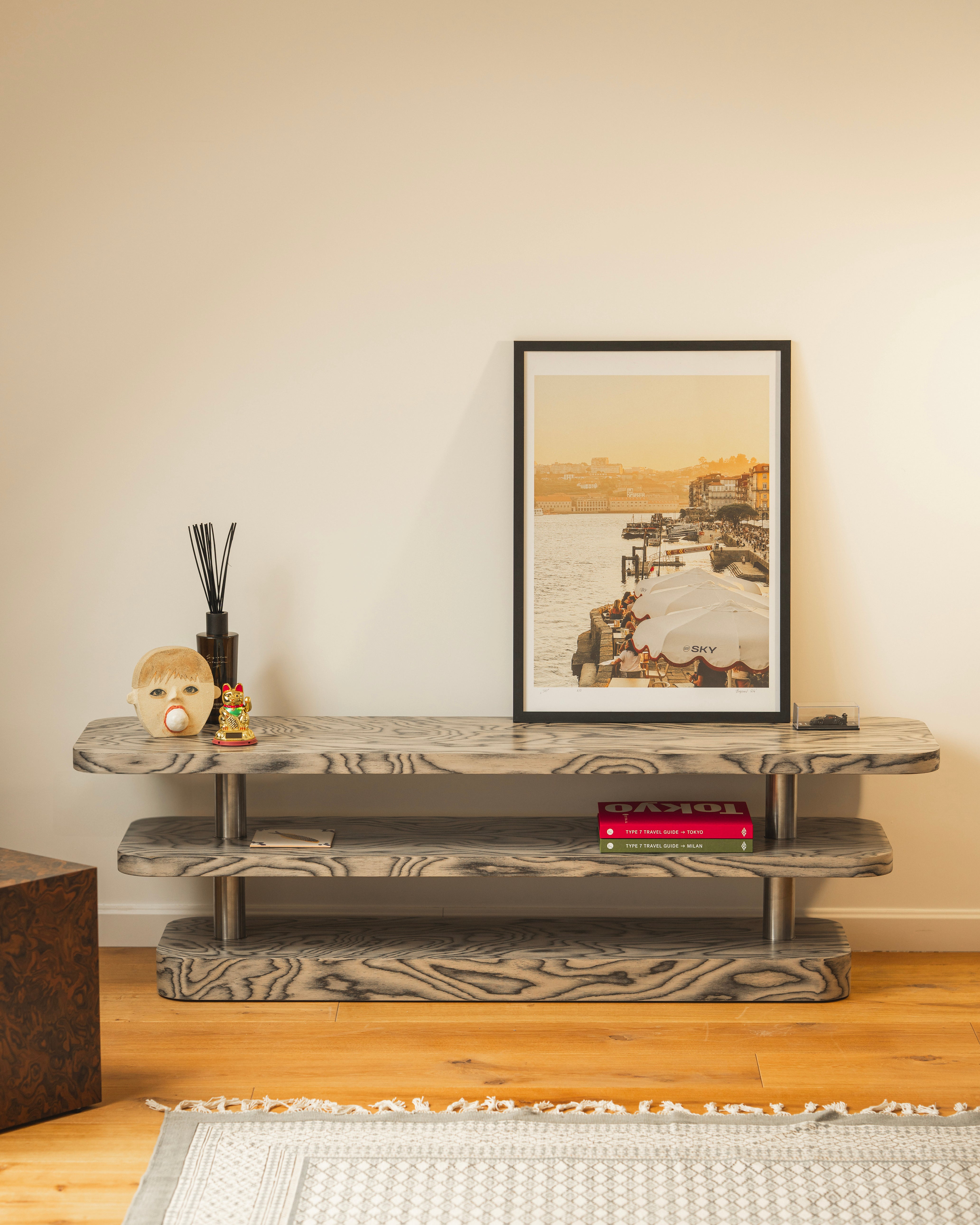 Televízna skrinka REL dyha Sottsass so železnými prvkami