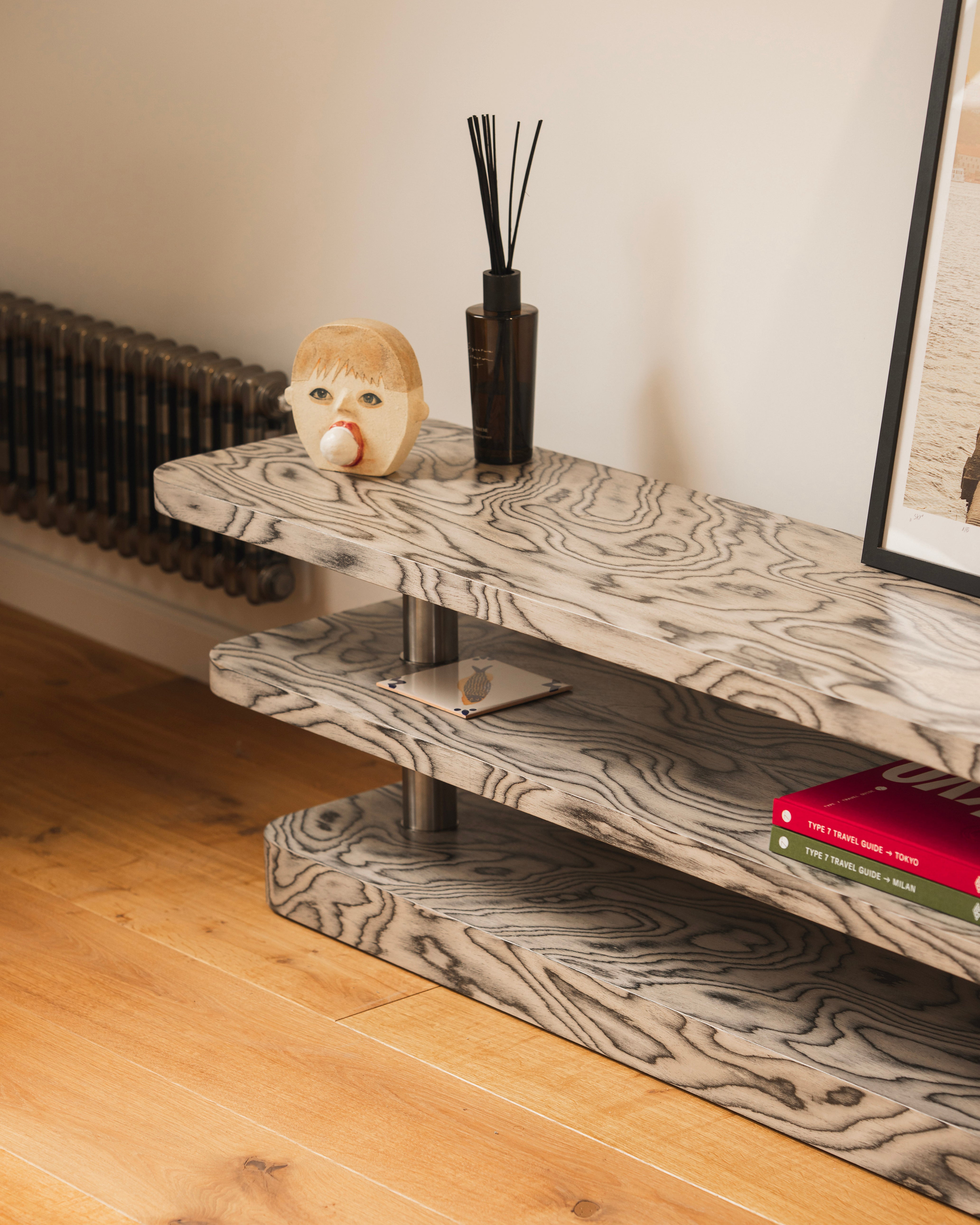 Televízna skrinka REL dyha Sottsass so železnými prvkami