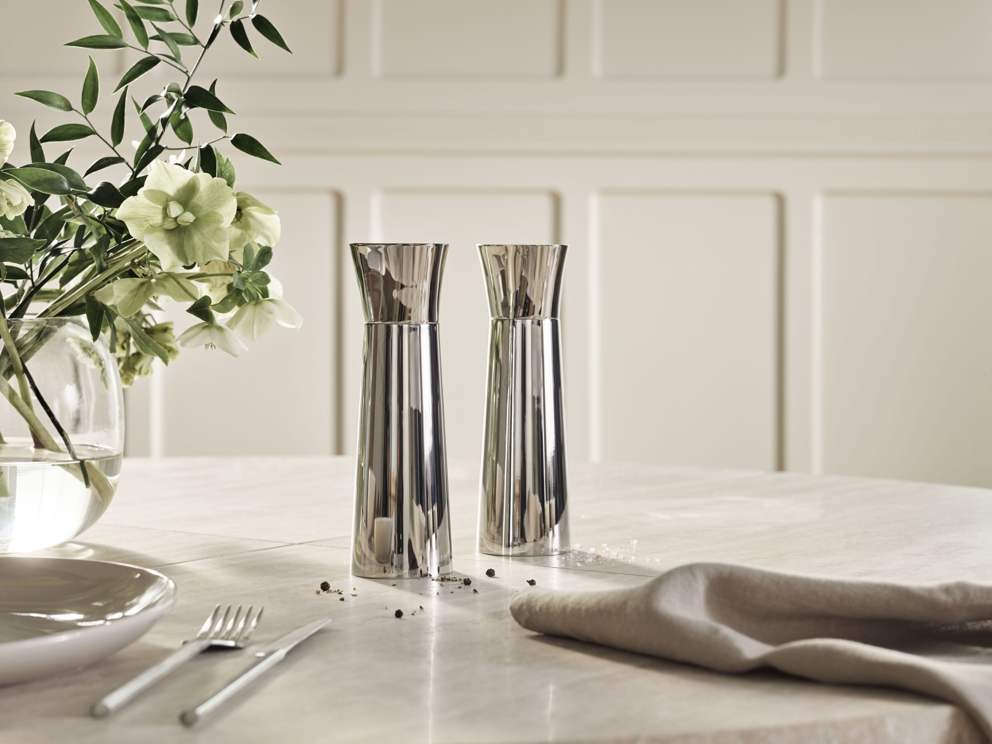 Okrúhly stôl BALANCE z mramoru s tmavým dubovým drevom