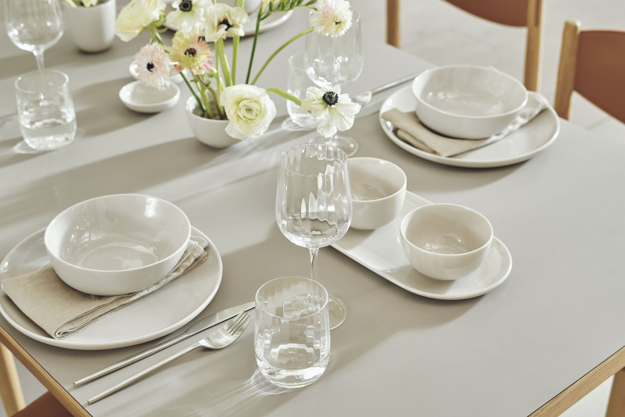 Stôl RONYA dubový dyha s dubovou základňou