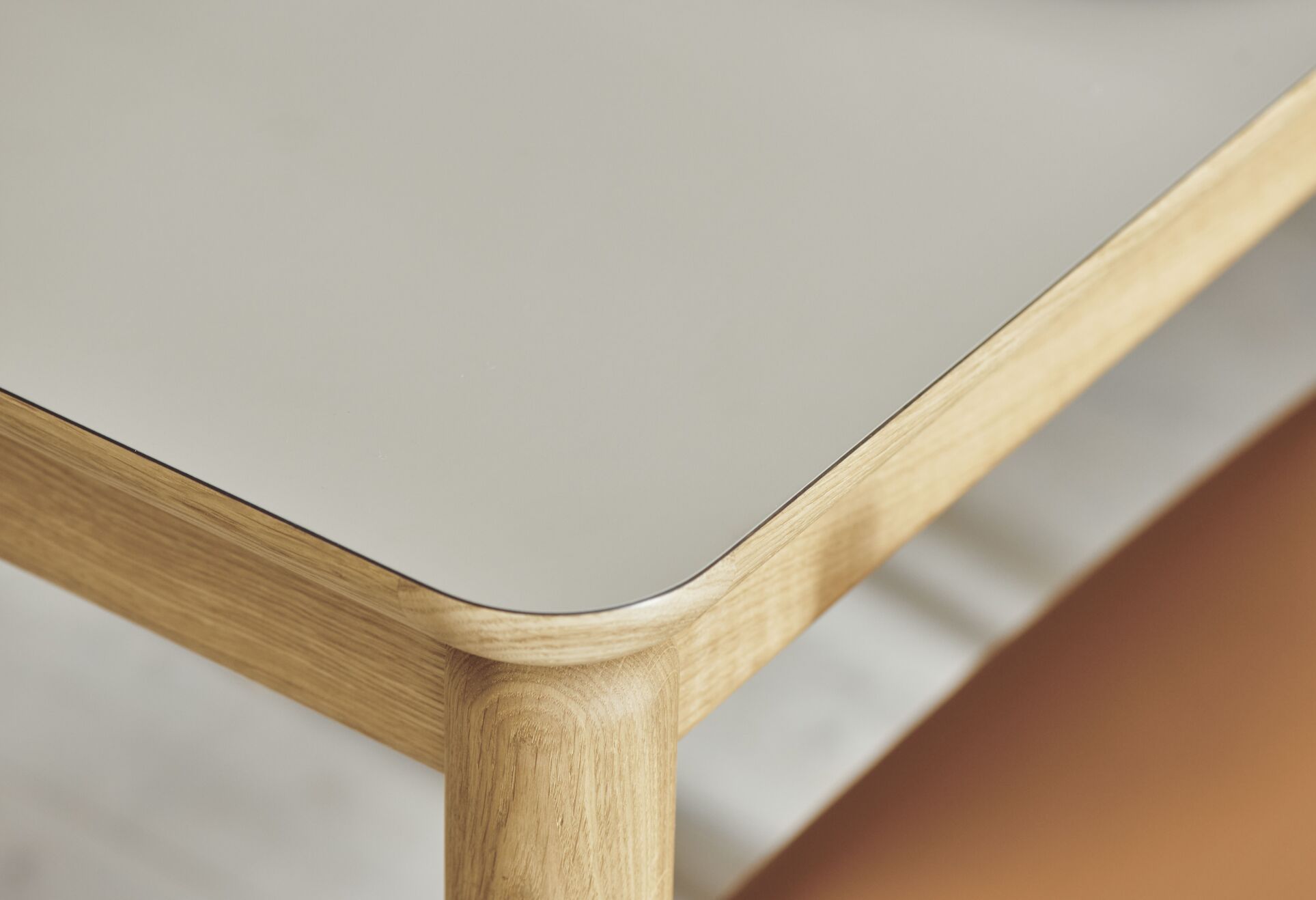 Stôl RONYA dubový dyha s dubovou základňou