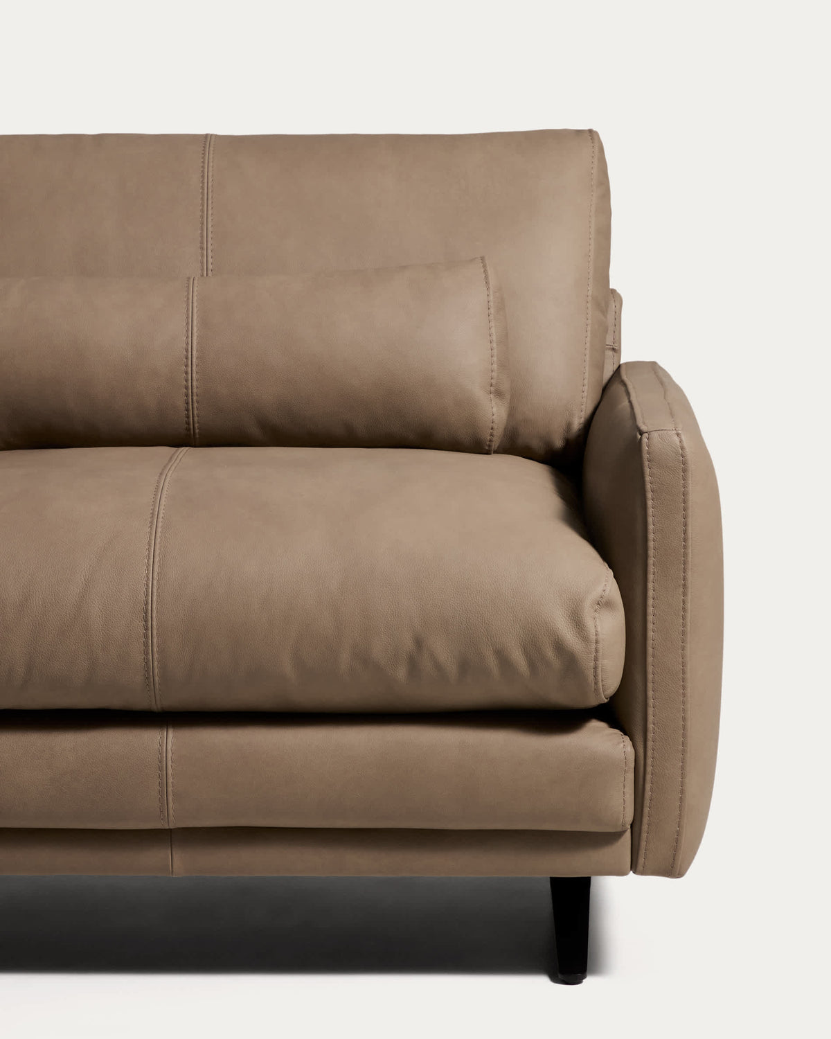 Sofa 4-osobowa VELIRO brązowa skóra z czarnymi metalowymi nogami – ujęcie 3