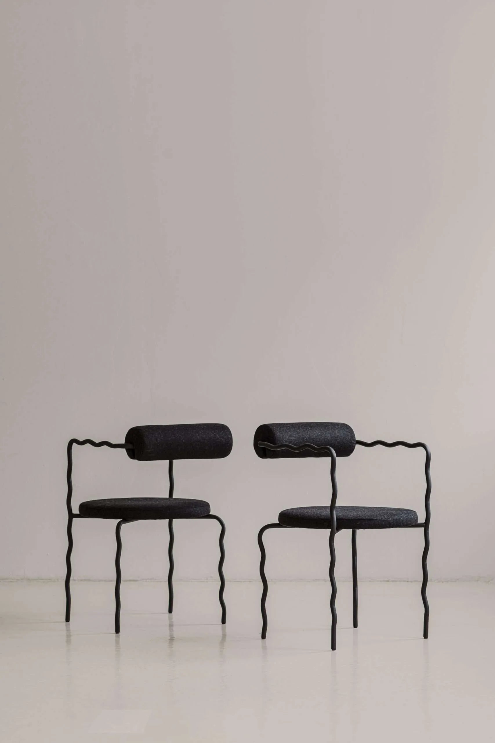 Kreslo s opierkami SAGE VAGUE čalúnené s kovovou základňou