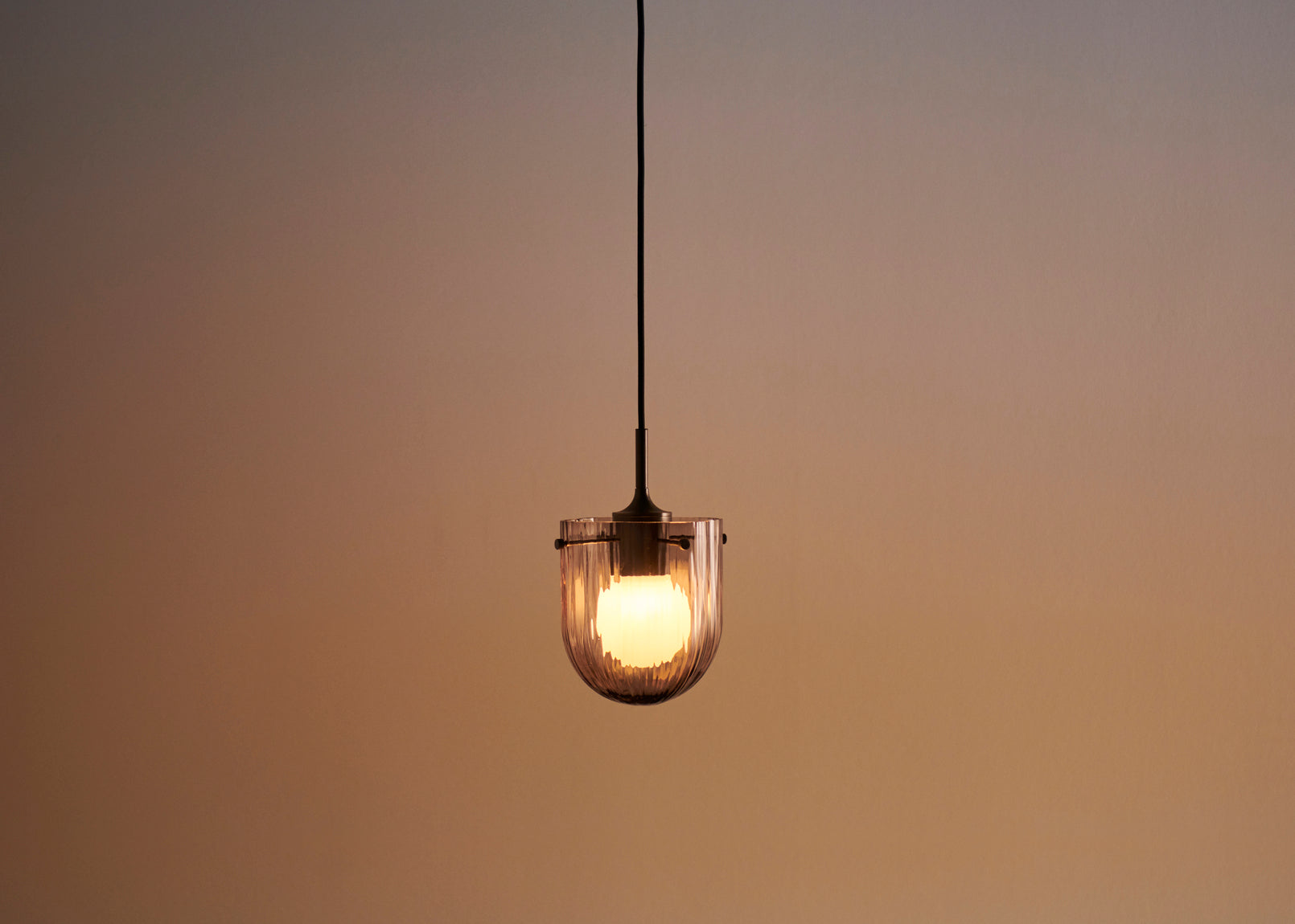 Závesná lampa SEINE dymové sklo