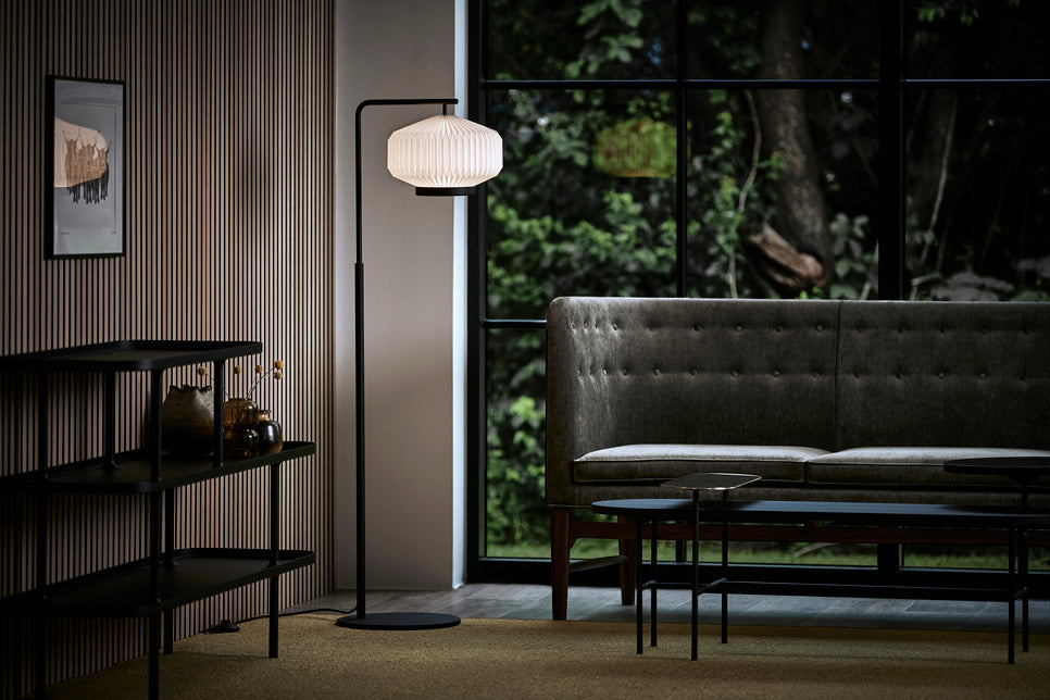 Stojaca lampa MODEL 386 SHIBUI biela s čiernym podstavcom