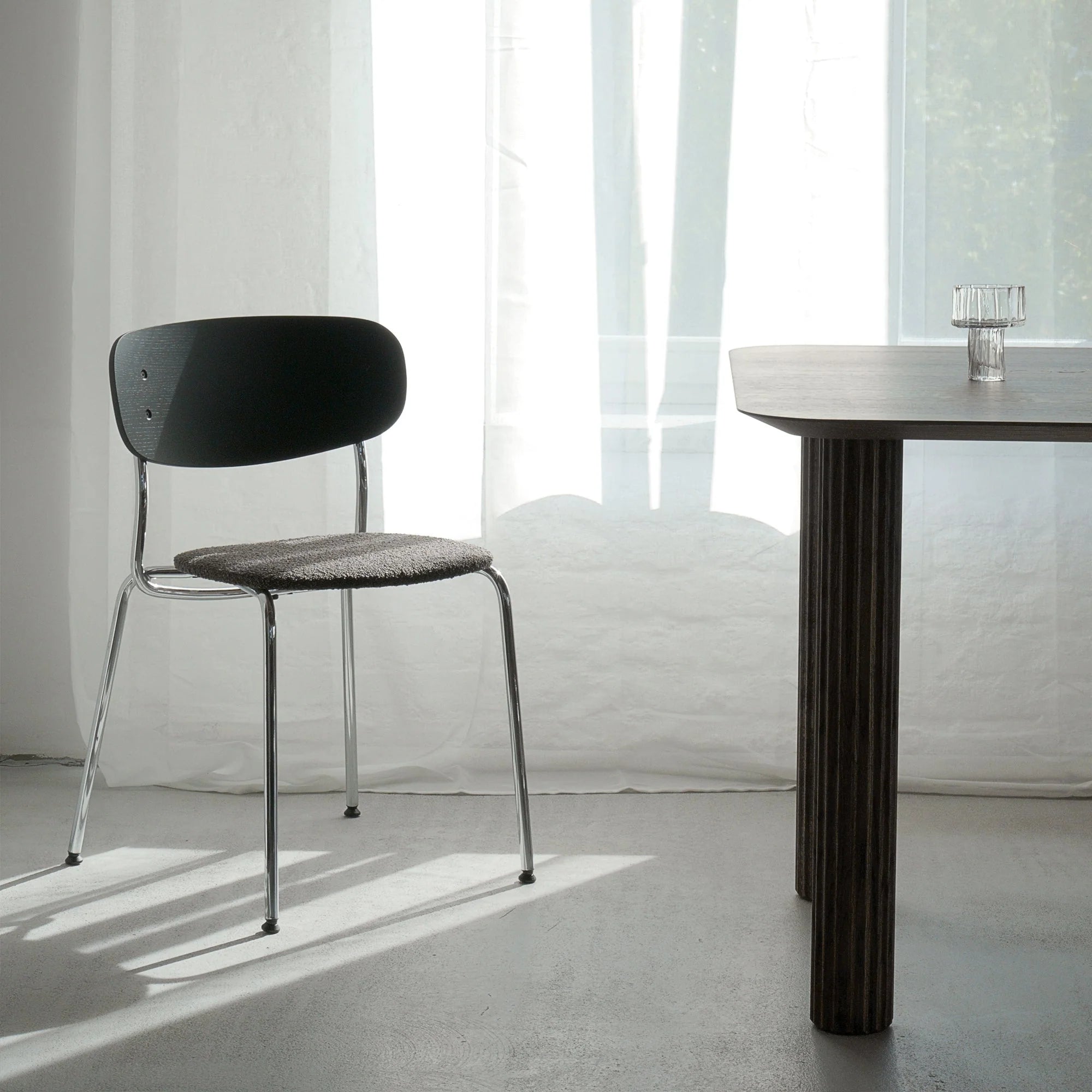 Stolička SPLOT z dubového dreva s čiernym podstavcom