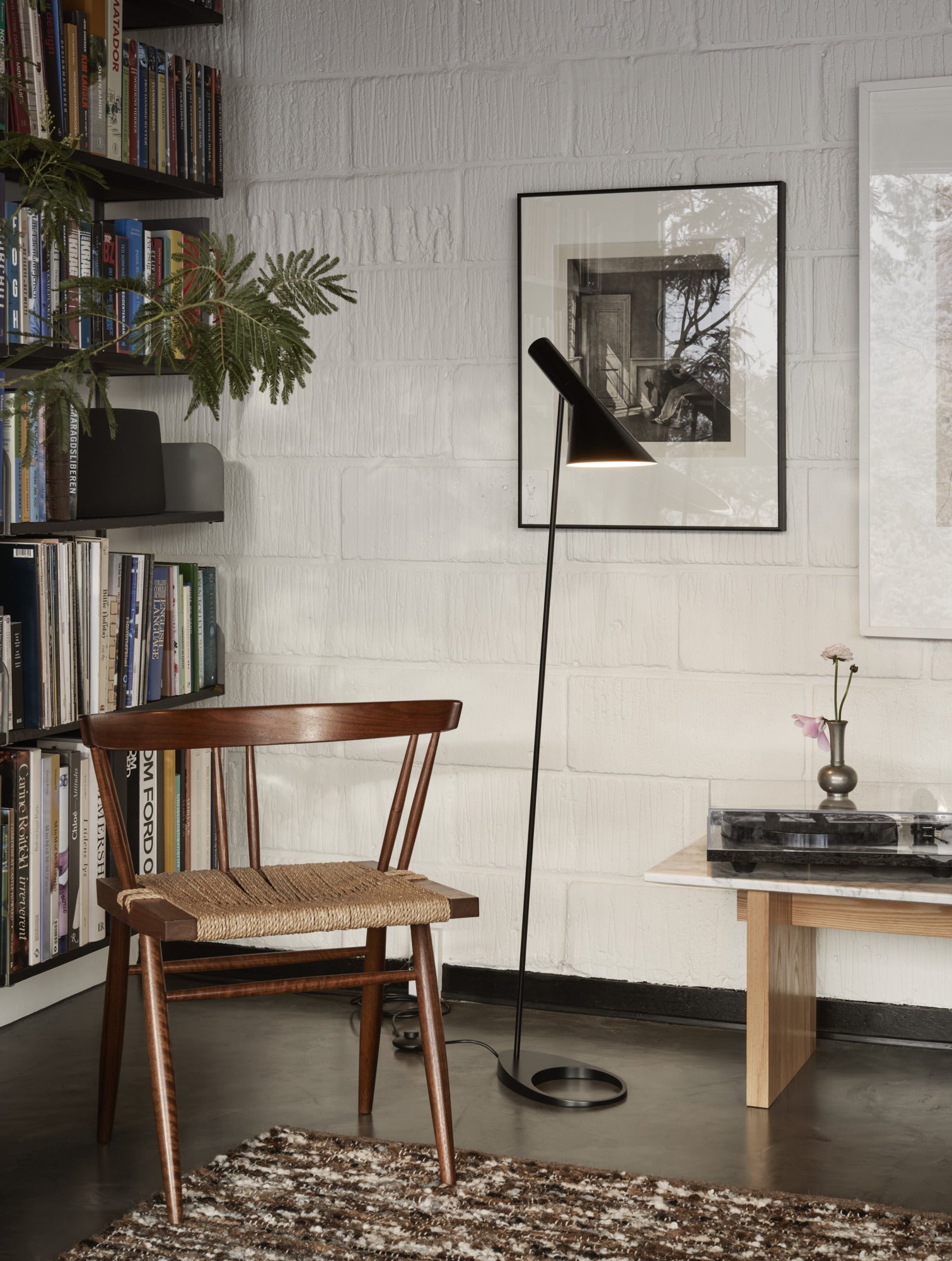 Čierna podlahová lampa AJ