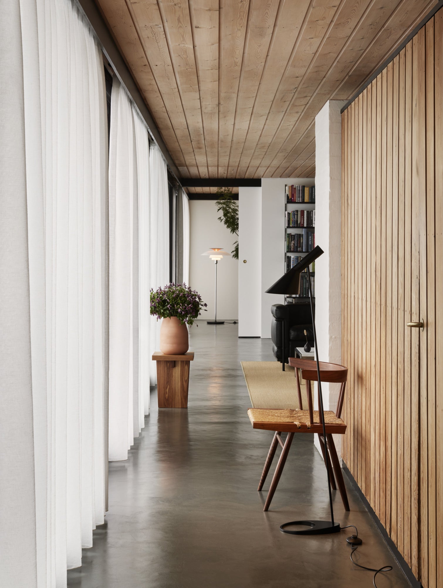 Čierna podlahová lampa AJ