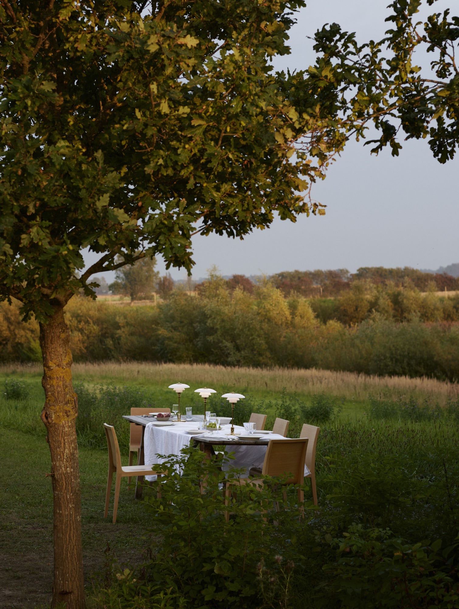 Prenosná lampa PH 2/1 biela s mosadzným podstavcom