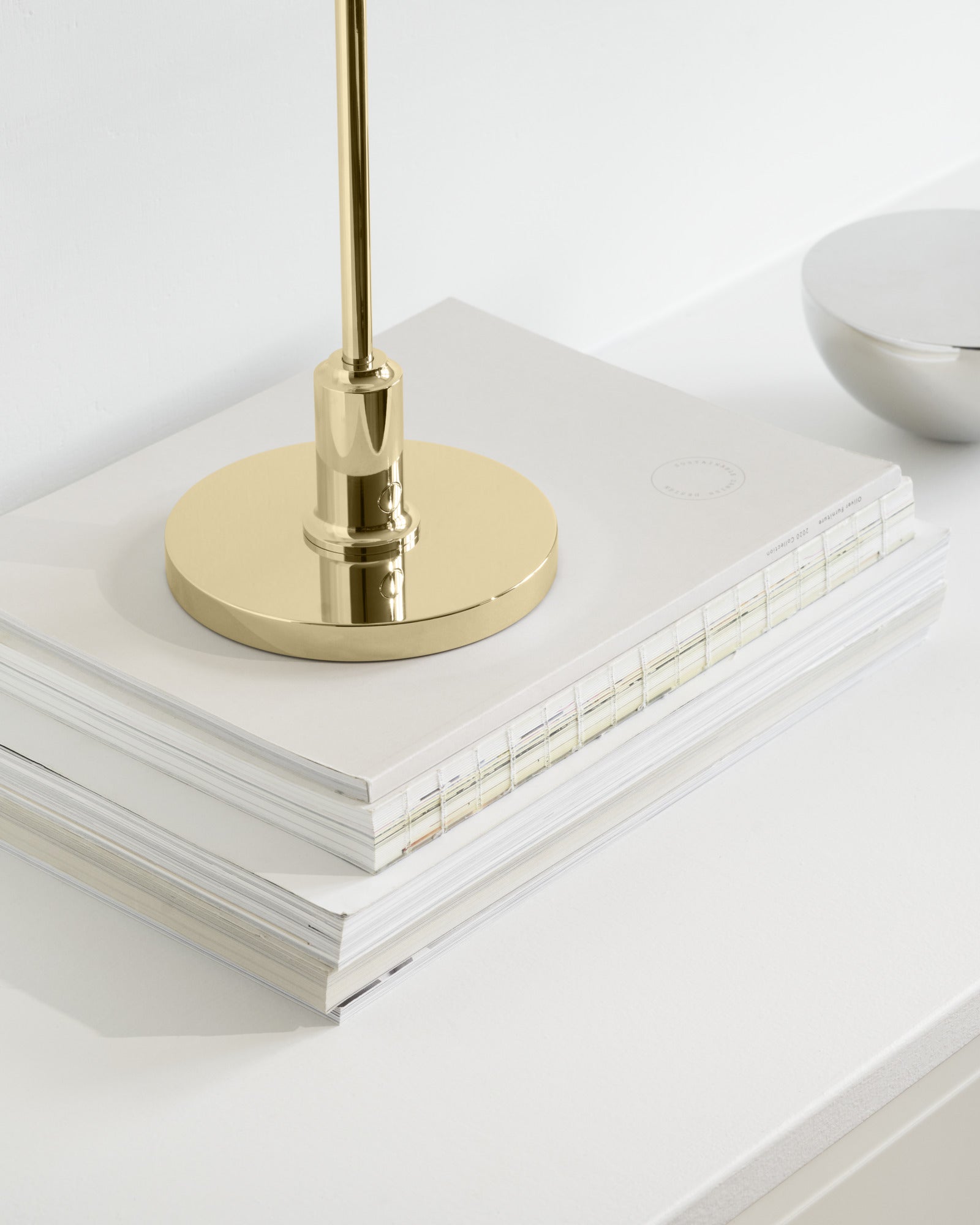 Prenosná lampa PH 2/1 biela s mosadzným podstavcom