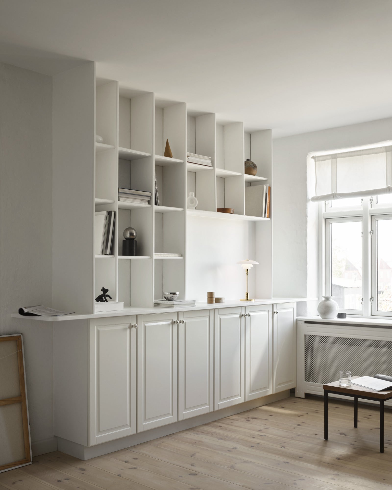 Prenosná lampa PH 2/1 biela s mosadzným podstavcom