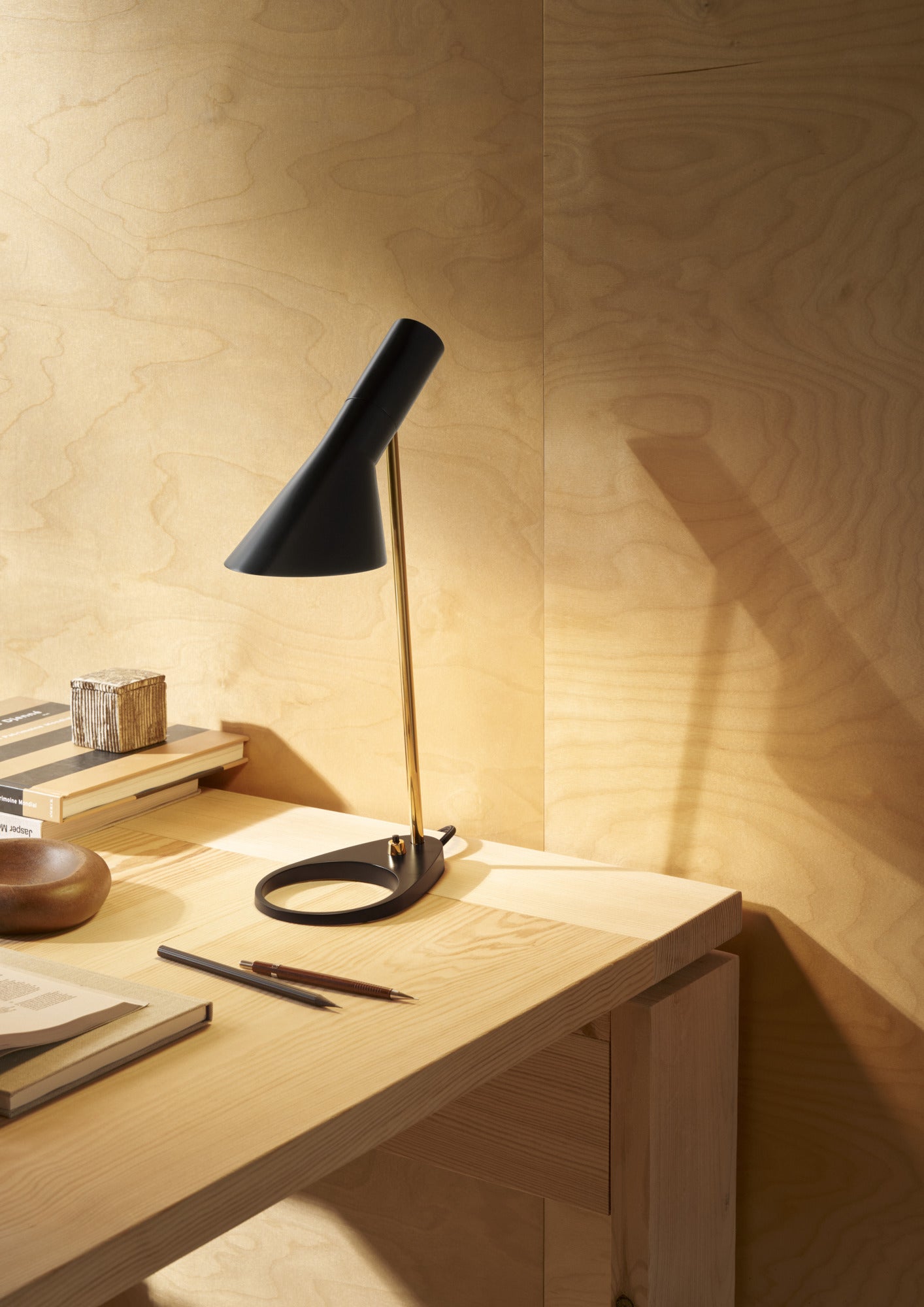 Stolná lampa AJ MINI čierna s mosadzným detailom