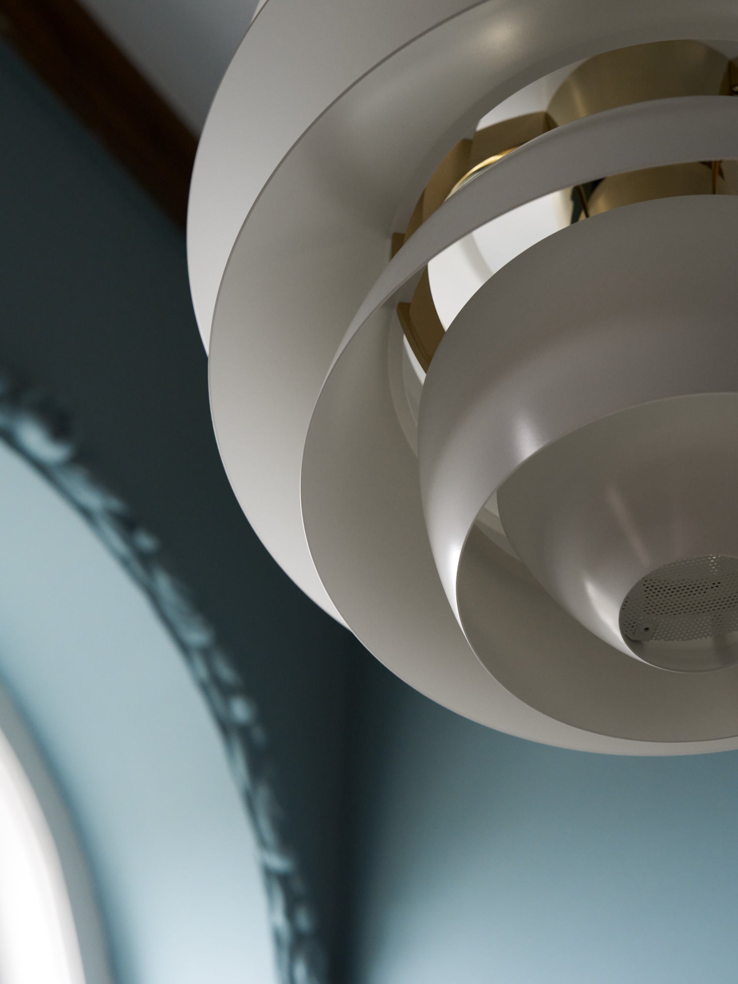 Závesná lampa PH SNOWBALL krémová s mosadzným povrchom