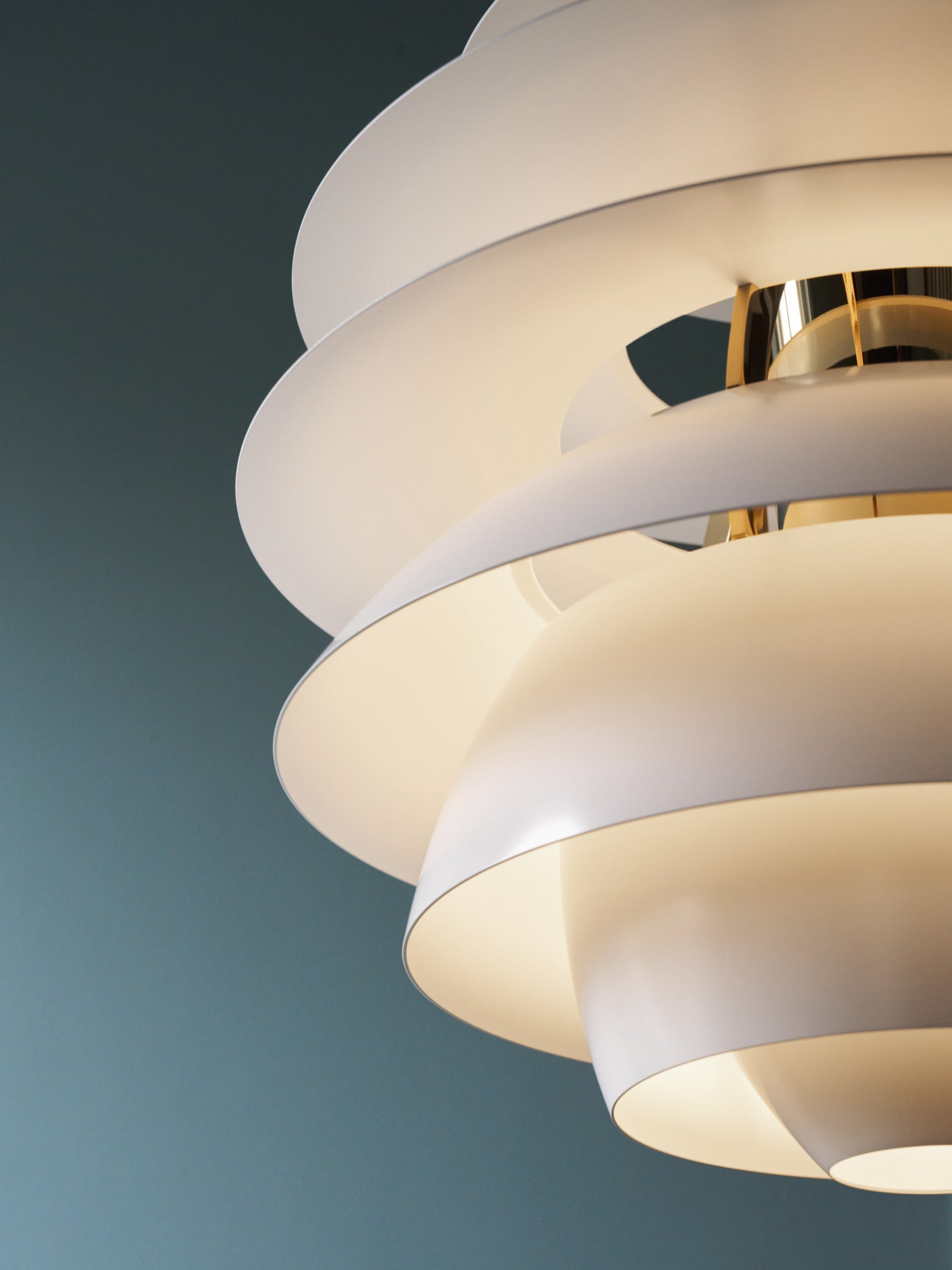 Závesná lampa PH SNOWBALL krémová s mosadzným povrchom