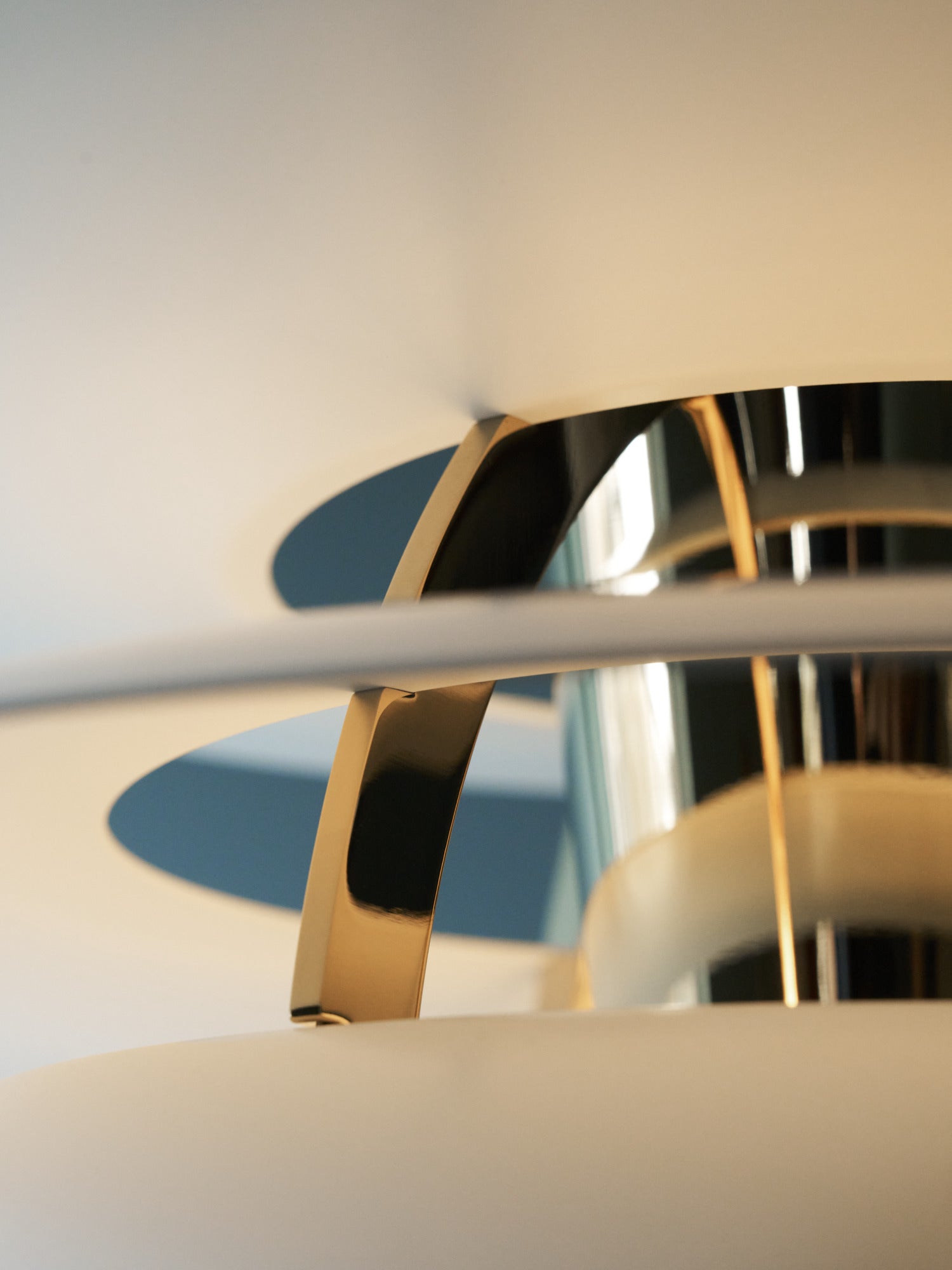 Závesná lampa PH SNOWBALL krémová s mosadzným povrchom