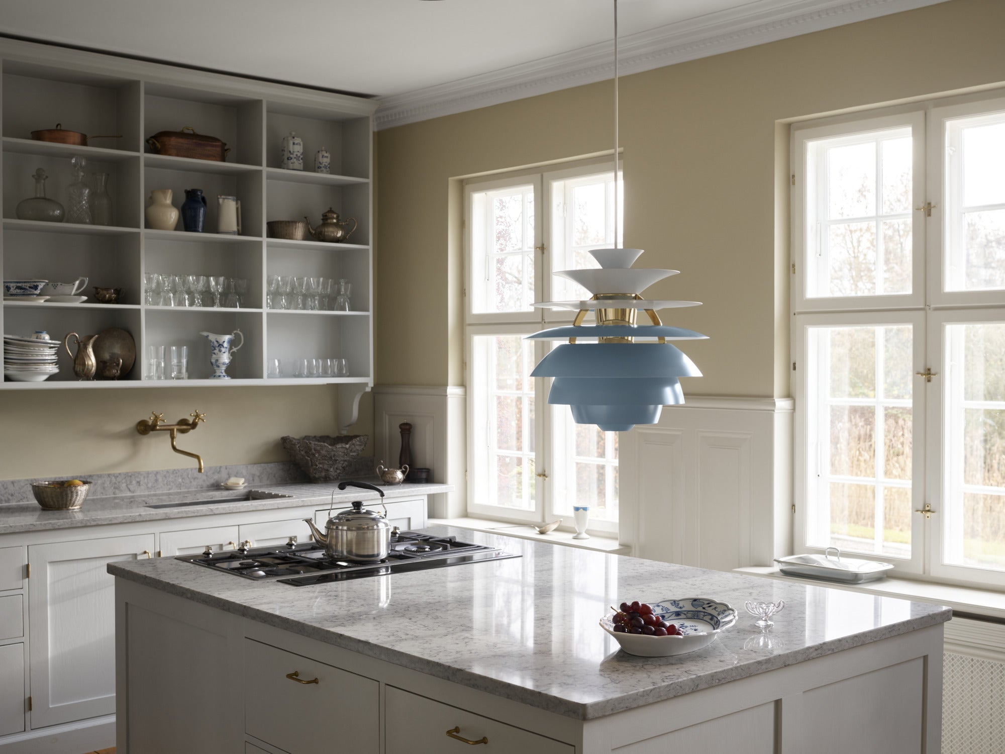 Závesná lampa PH SNOWBALL špinavá modrá s mosadzným povrchom