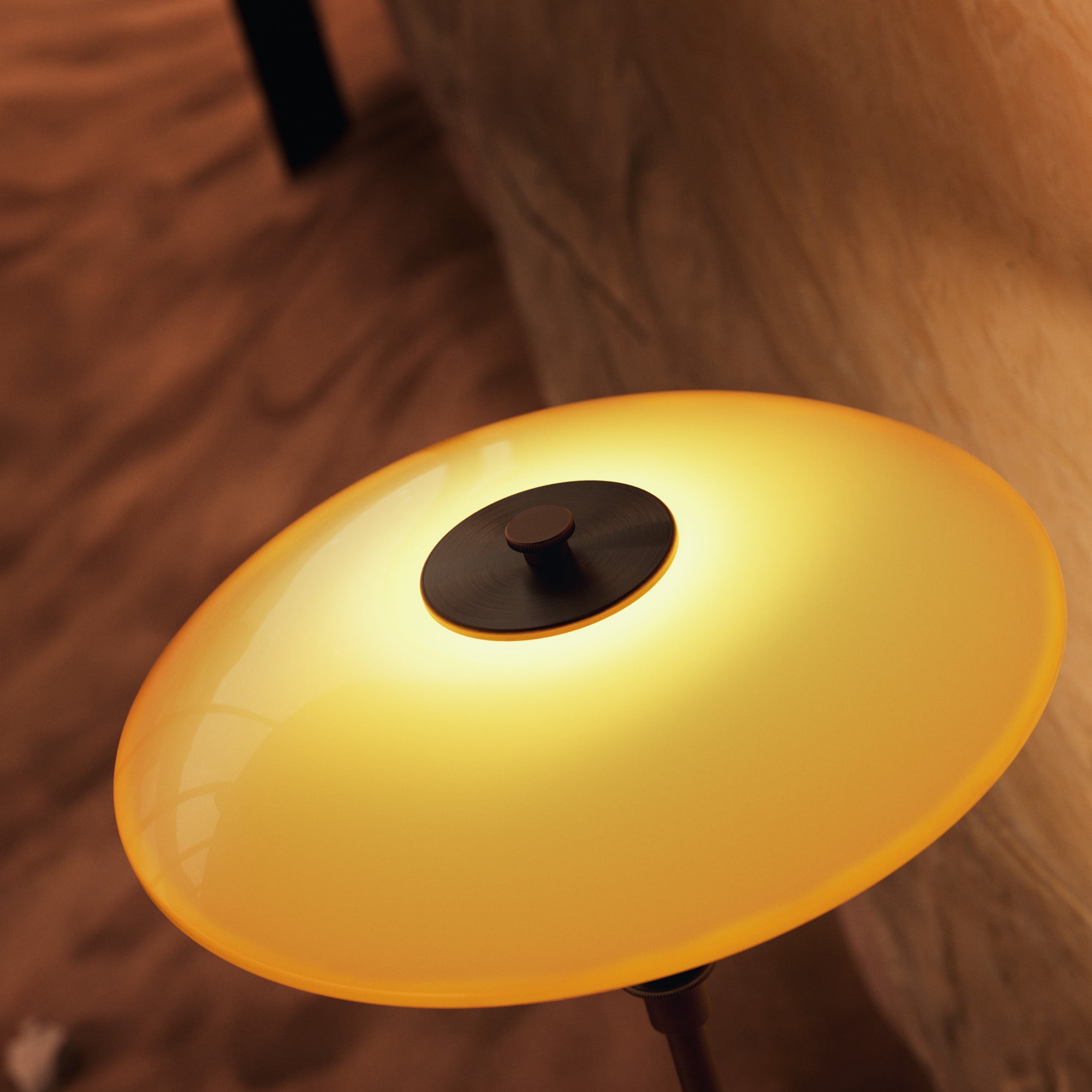 Stolová lampa PH 3/2 - edícia storočia biela s oranžovou a hnedou základňou