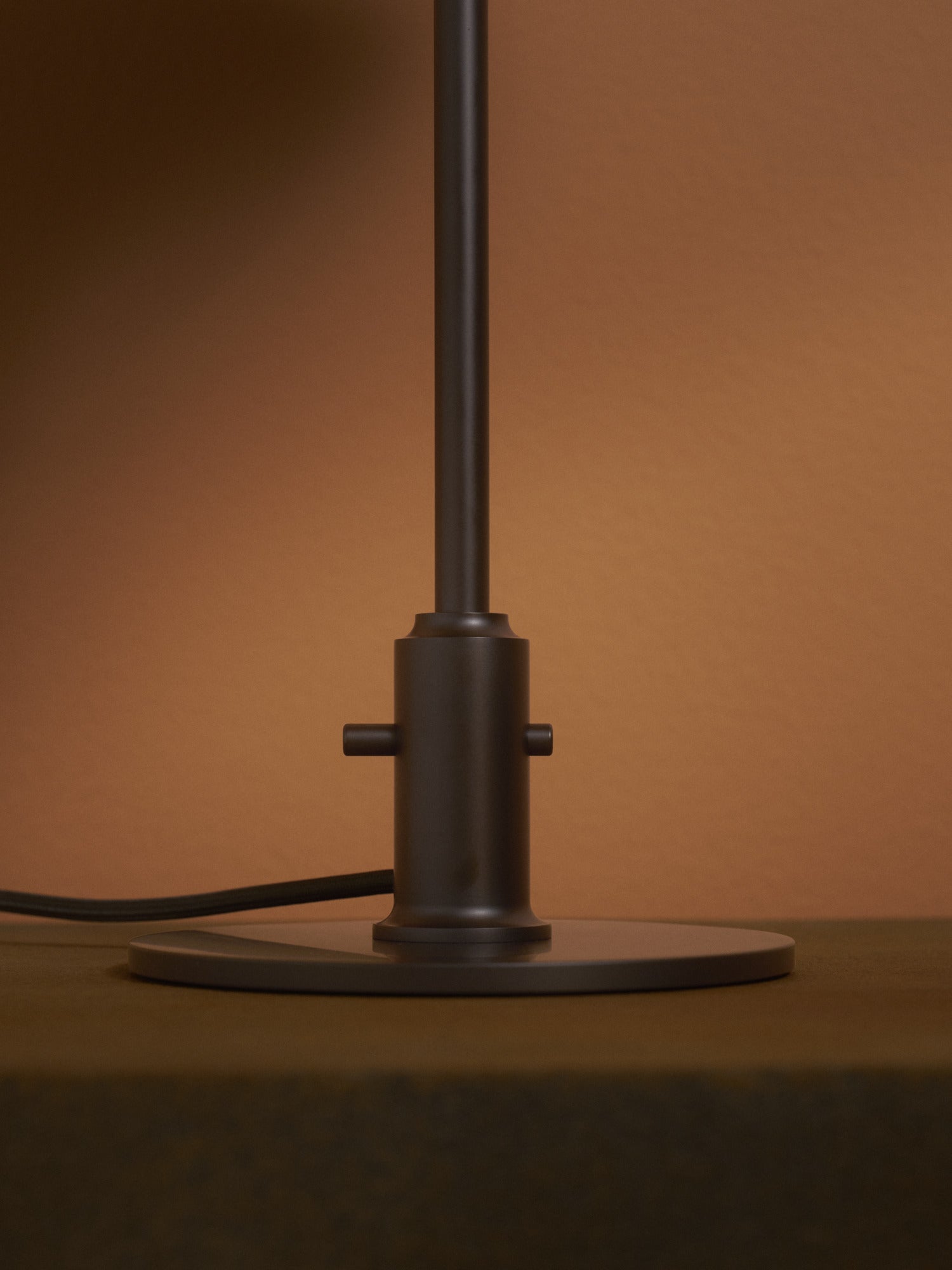 Stolová lampa PH 3/2 - edícia storočia biela s oranžovou a hnedou základňou
