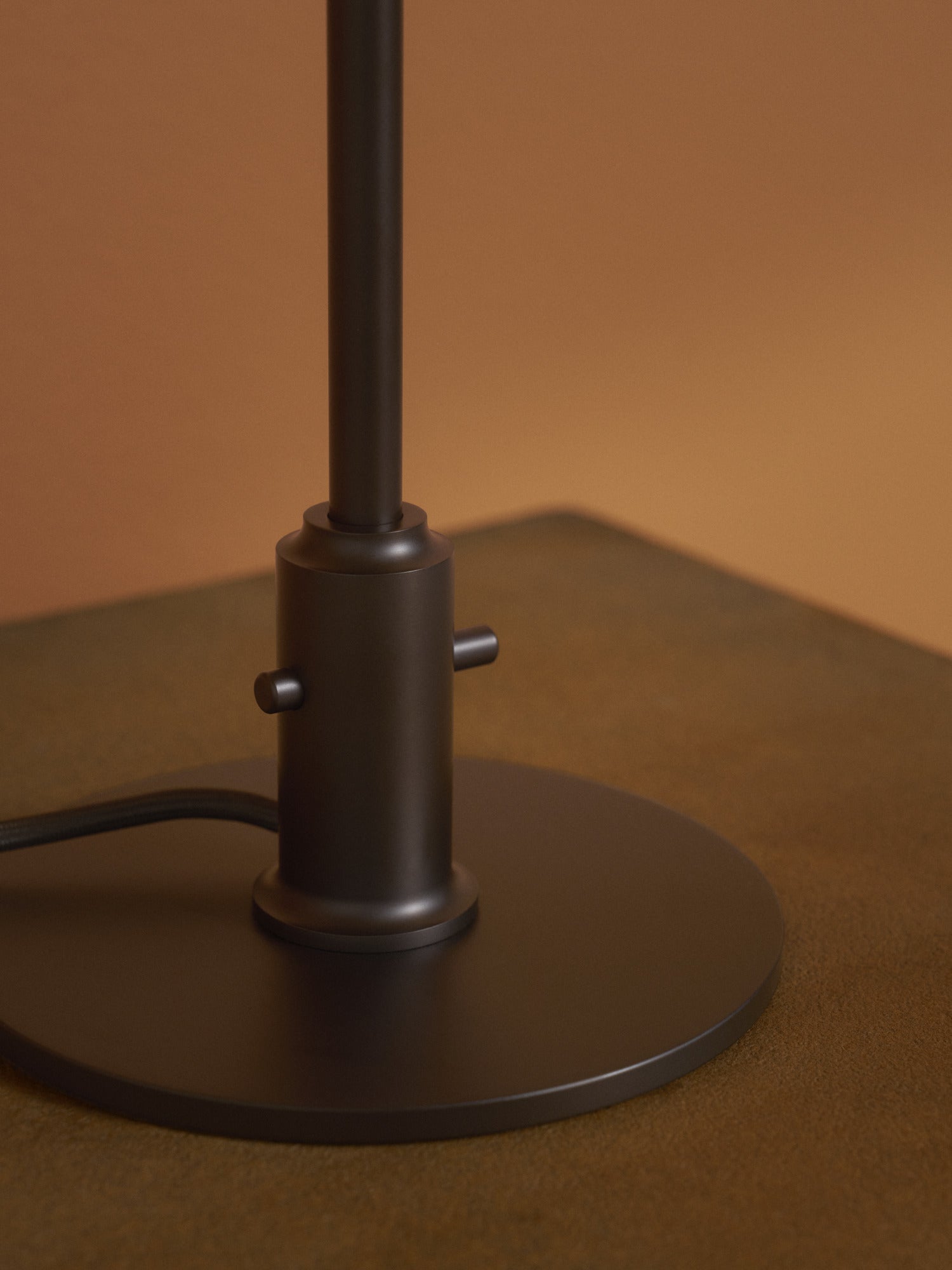 Stolová lampa PH 3/2 - edícia storočia biela s oranžovou a hnedou základňou