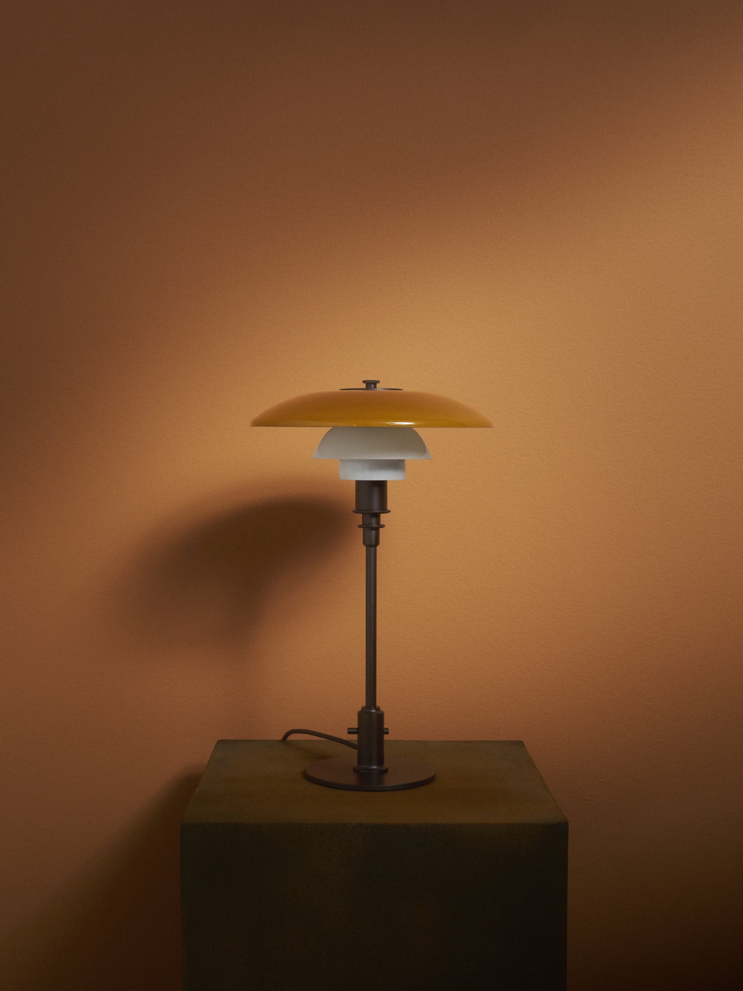 Stolová lampa PH 3/2 - edícia storočia biela s oranžovou a hnedou základňou