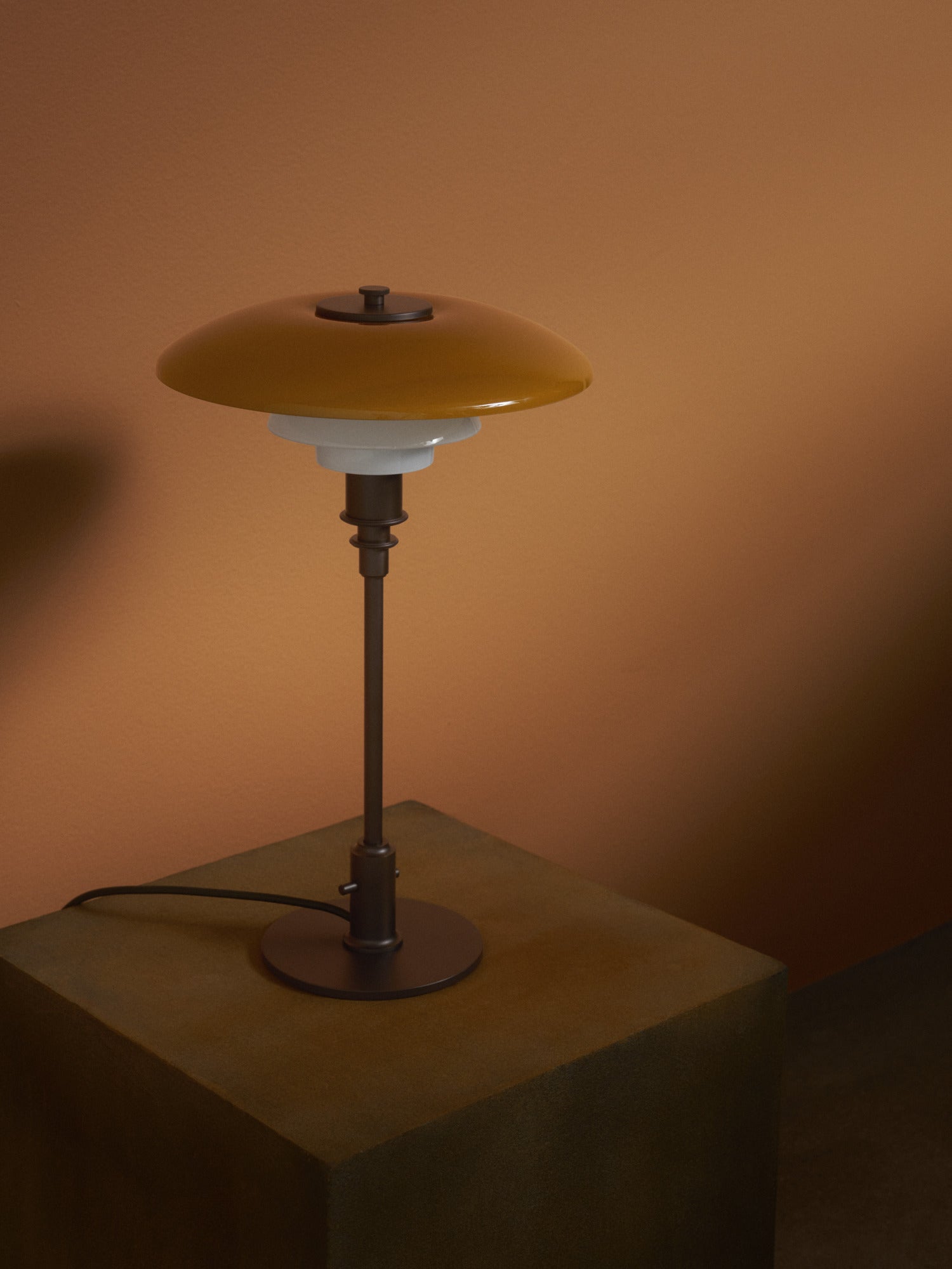 Stolová lampa PH 3/2 - edícia storočia biela s oranžovou a hnedou základňou