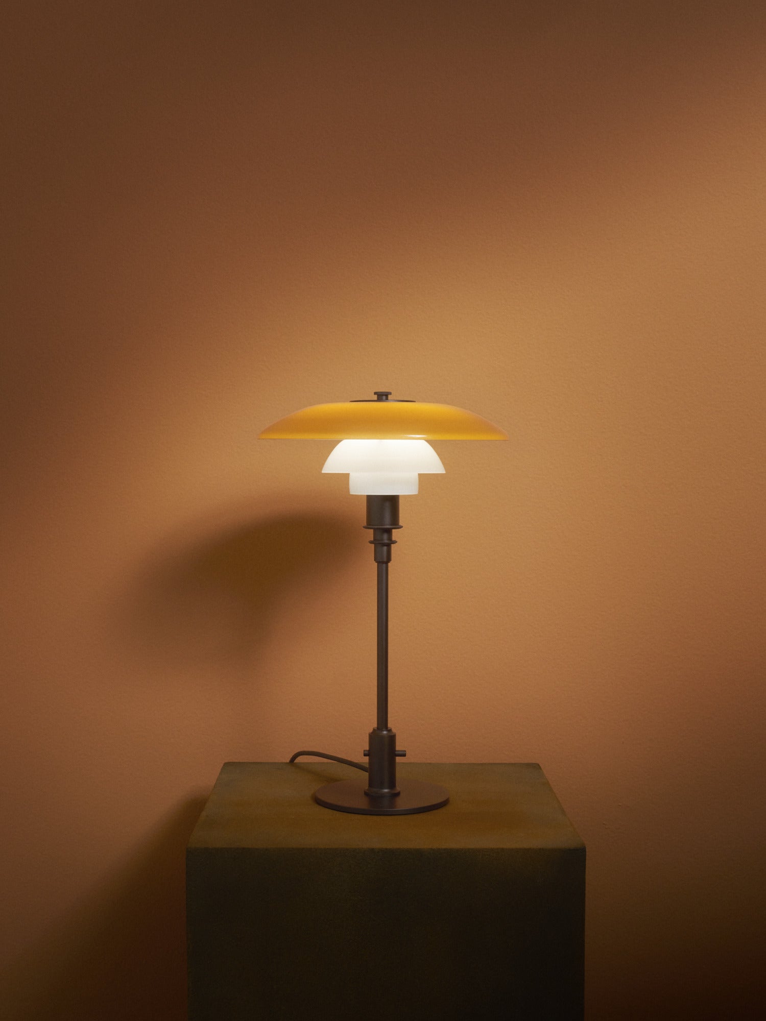 Stolová lampa PH 3/2 - edícia storočia biela s oranžovou a hnedou základňou