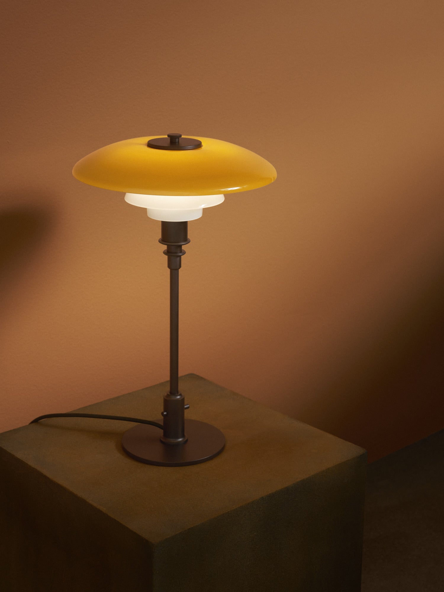 Stolová lampa PH 3/2 - edícia storočia biela s oranžovou a hnedou základňou
