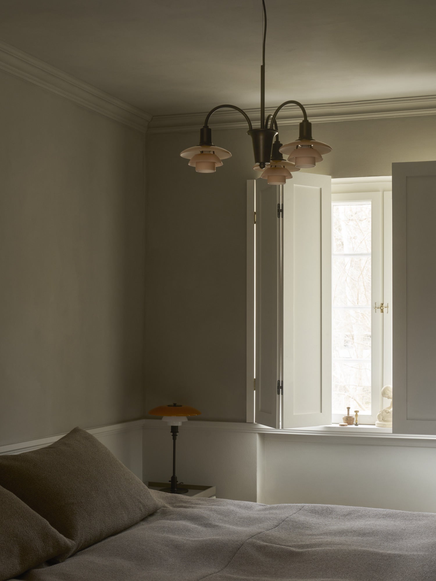 Stolová lampa PH 3/2 - edícia storočia biela s oranžovou a hnedou základňou