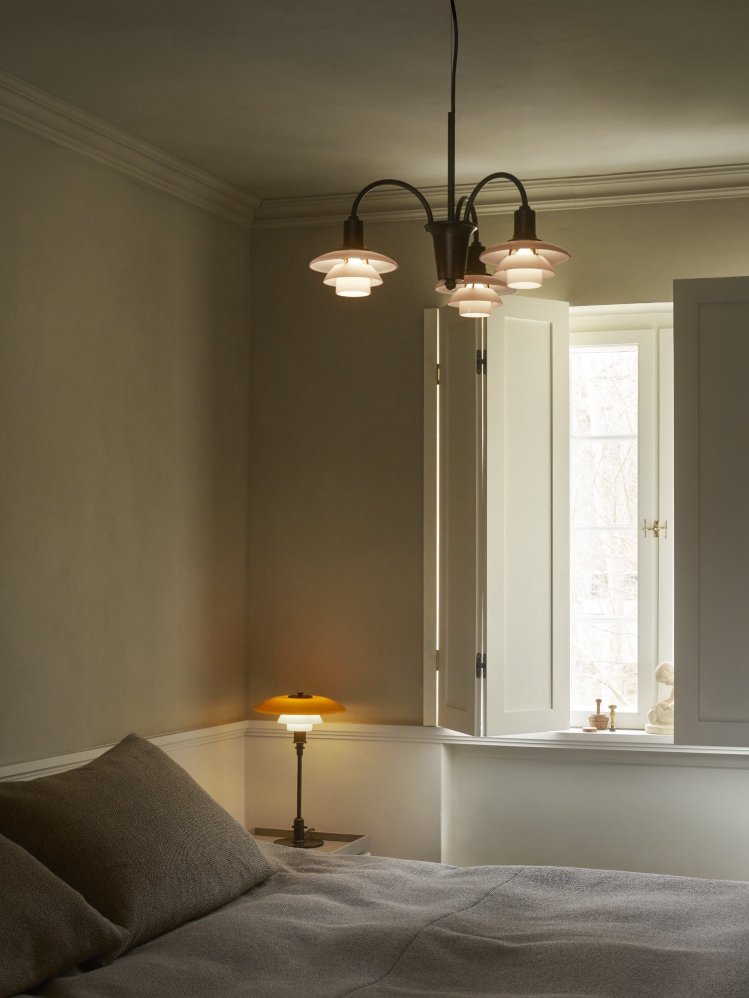Stolová lampa PH 3/2 - edícia storočia biela s oranžovou a hnedou základňou