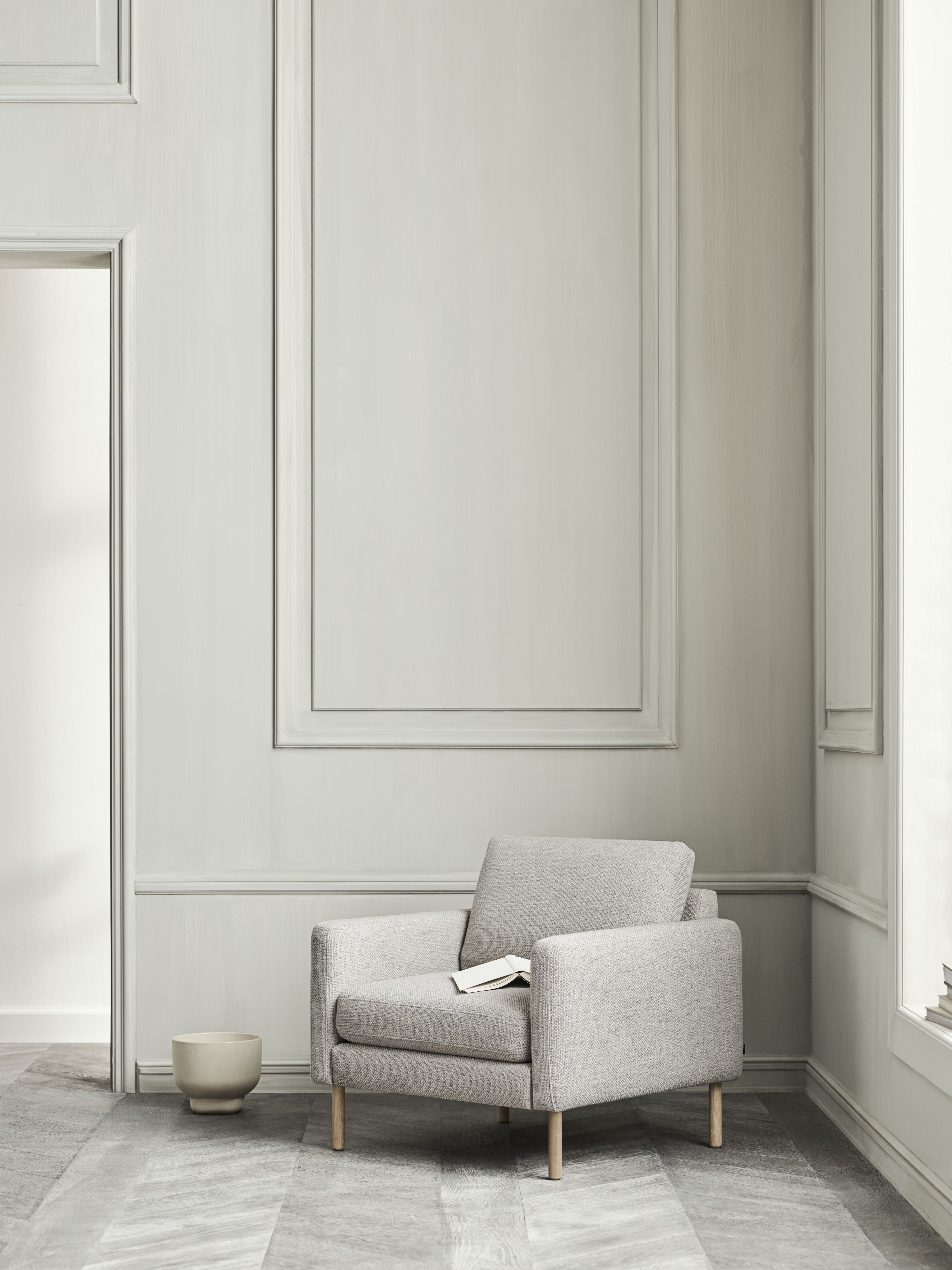 Čalúnené kreslo SCANDINAVIA s podstavcom z tmavého dubového dreva