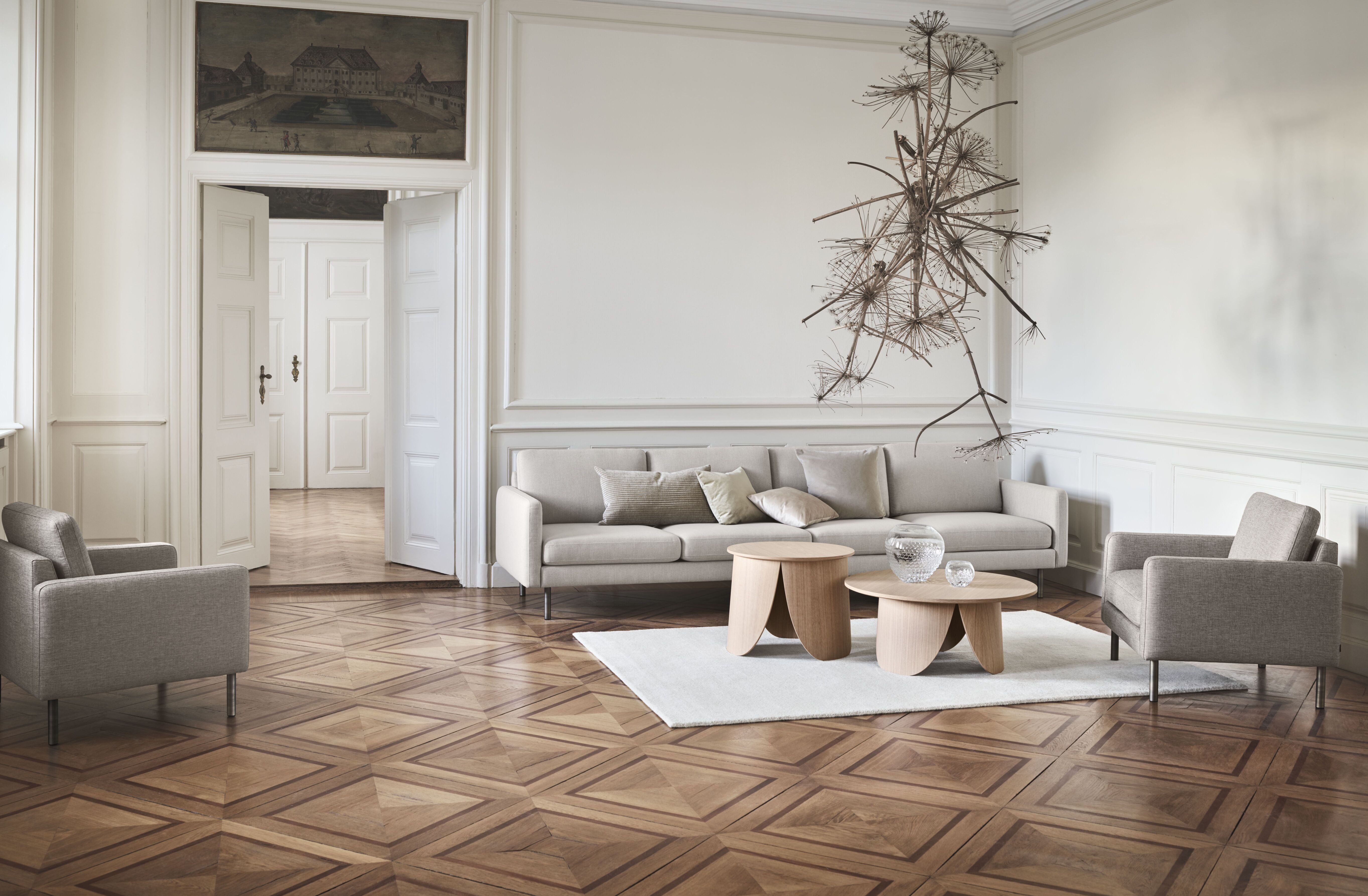 Čalúnené kreslo SCANDINAVIA s podstavcom z tmavého dubového dreva