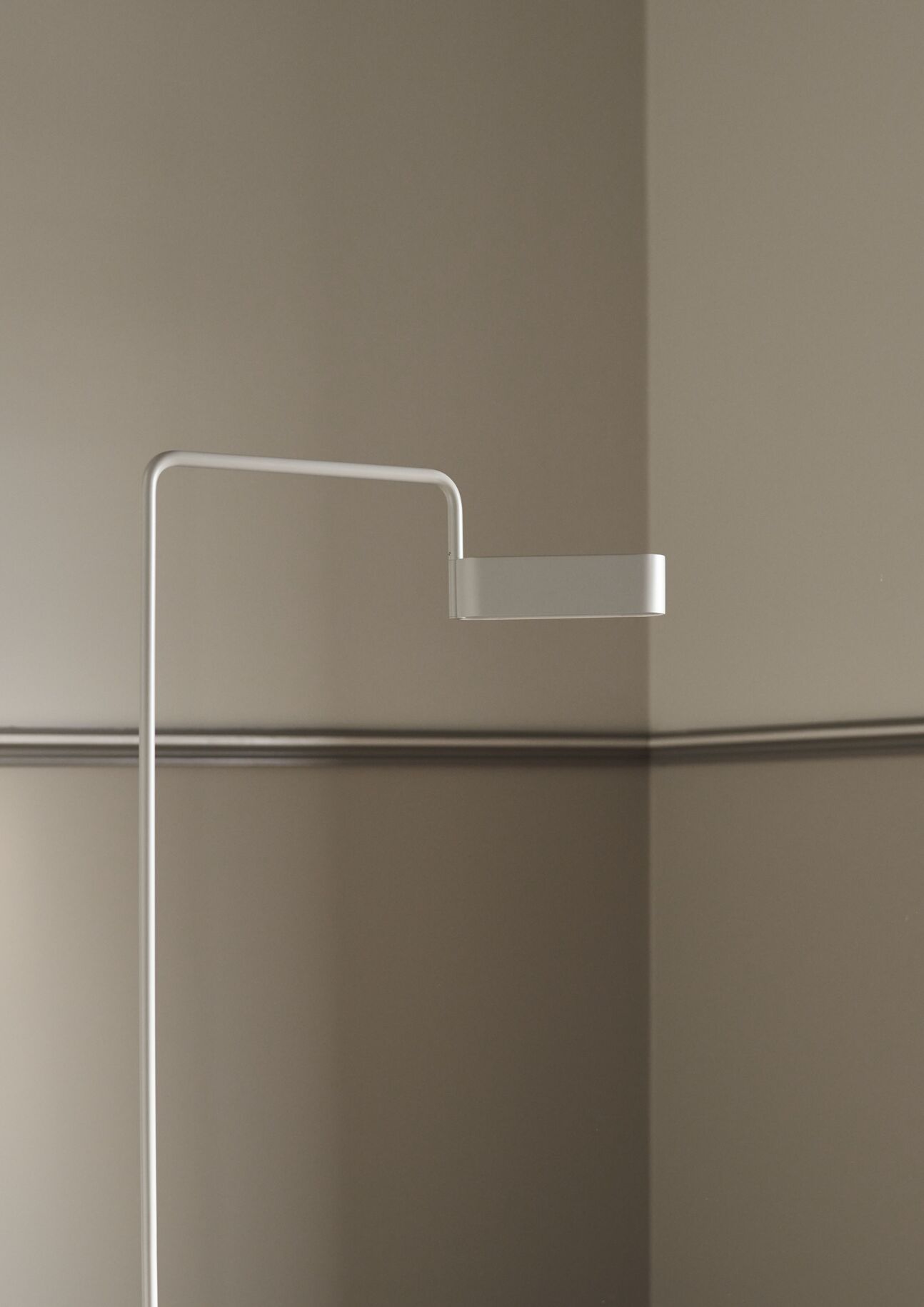 Stojaca lampa SCRIBE antická mosadz