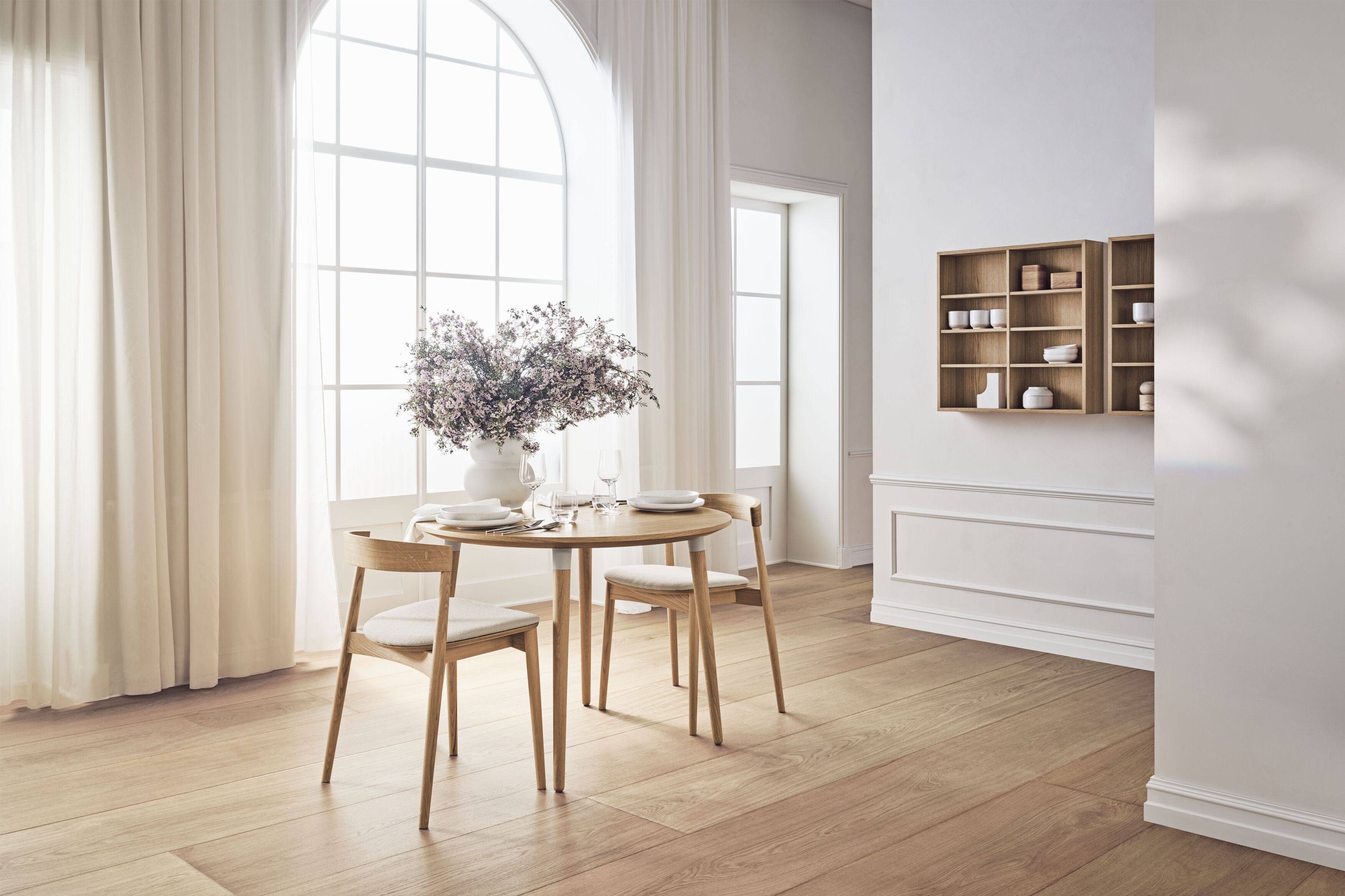 Čalúnená stolička KITE s dubovým podstavcom